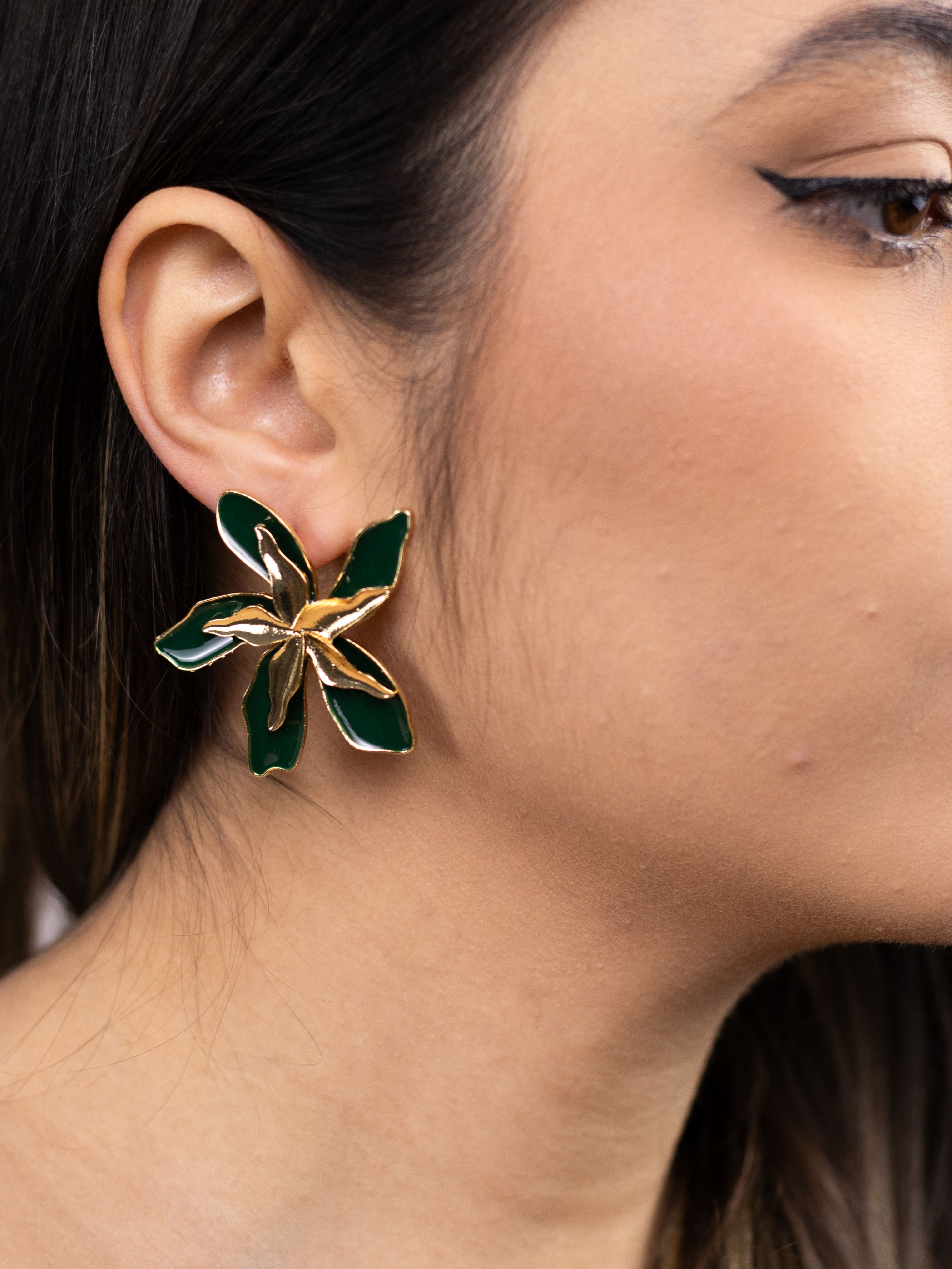 Brinco Flor Esmaltado Colorido com Detalhe de Metal