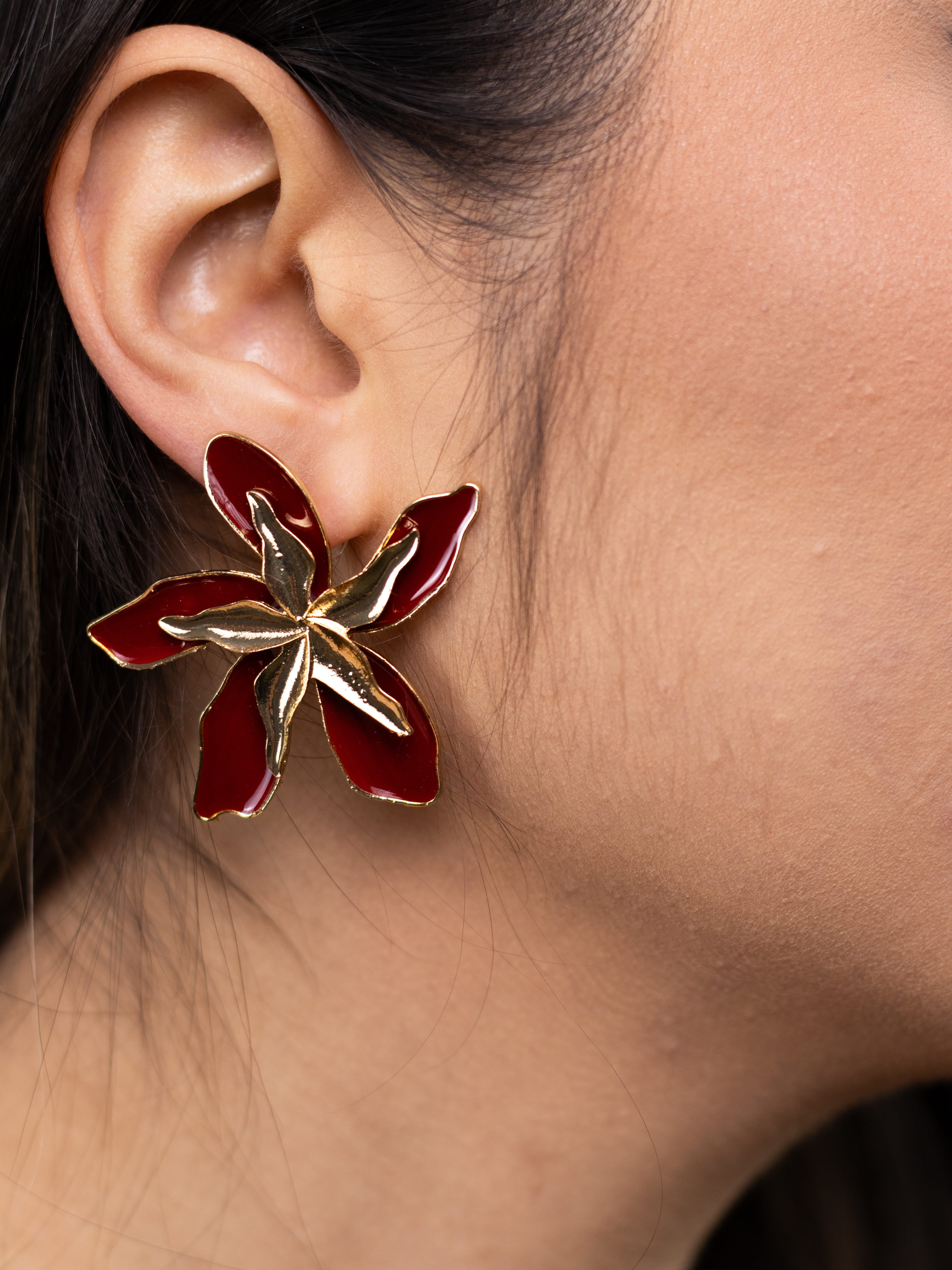 Brinco Flor Esmaltado Colorido com Detalhe de Metal