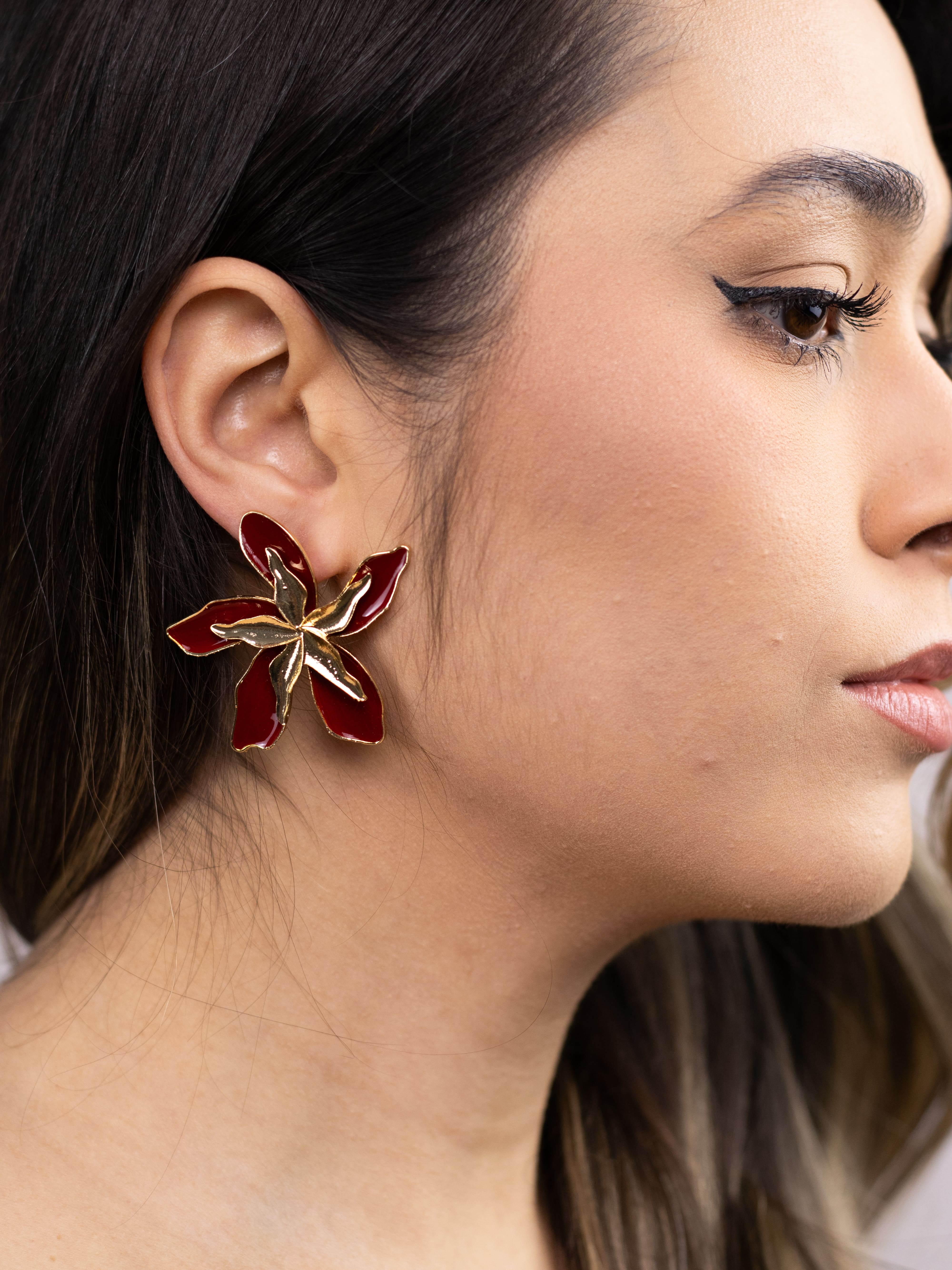 Brinco Flor Esmaltado Colorido com Detalhe de Metal