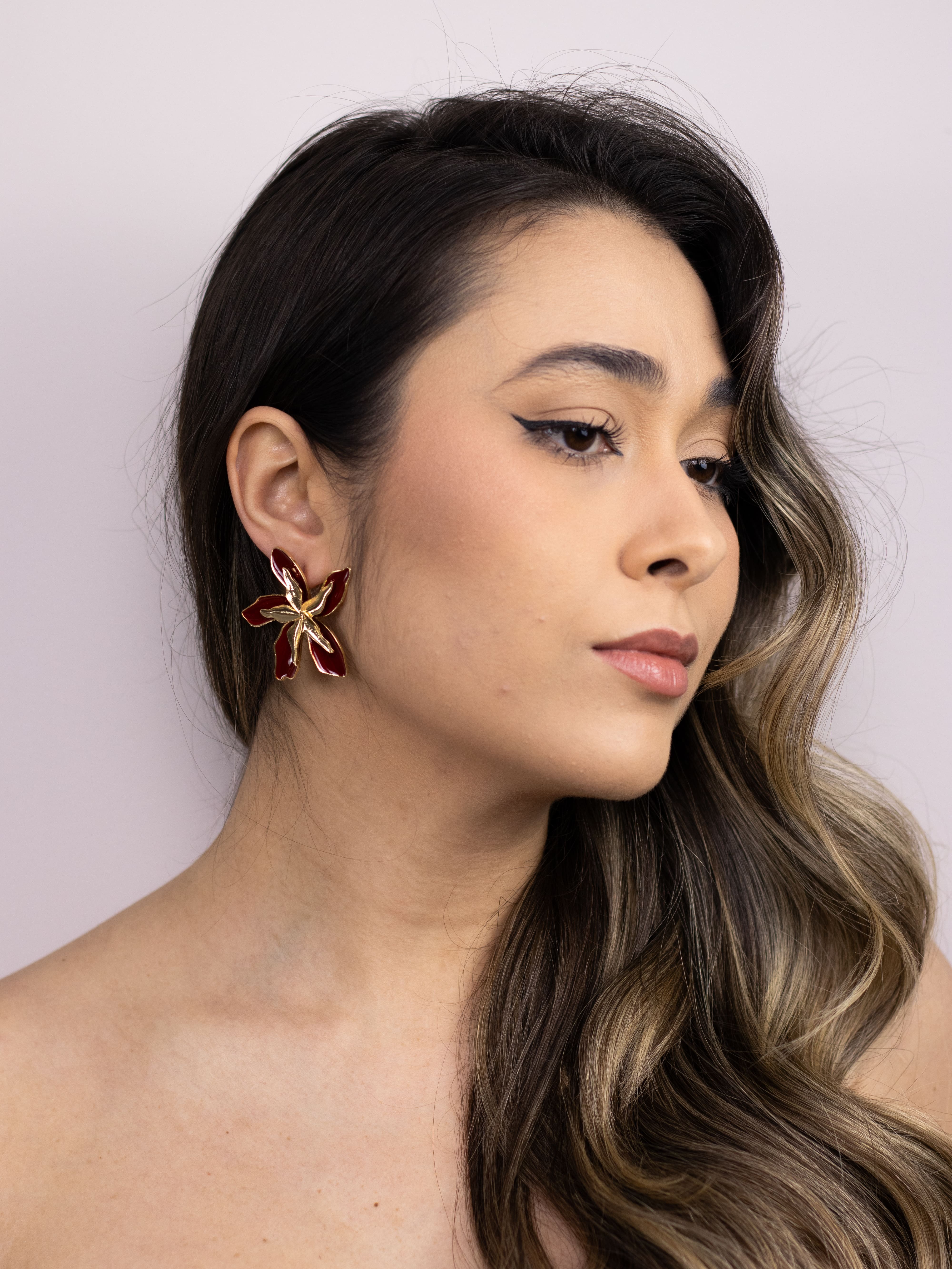 Brinco Flor Esmaltado Colorido com Detalhe de Metal