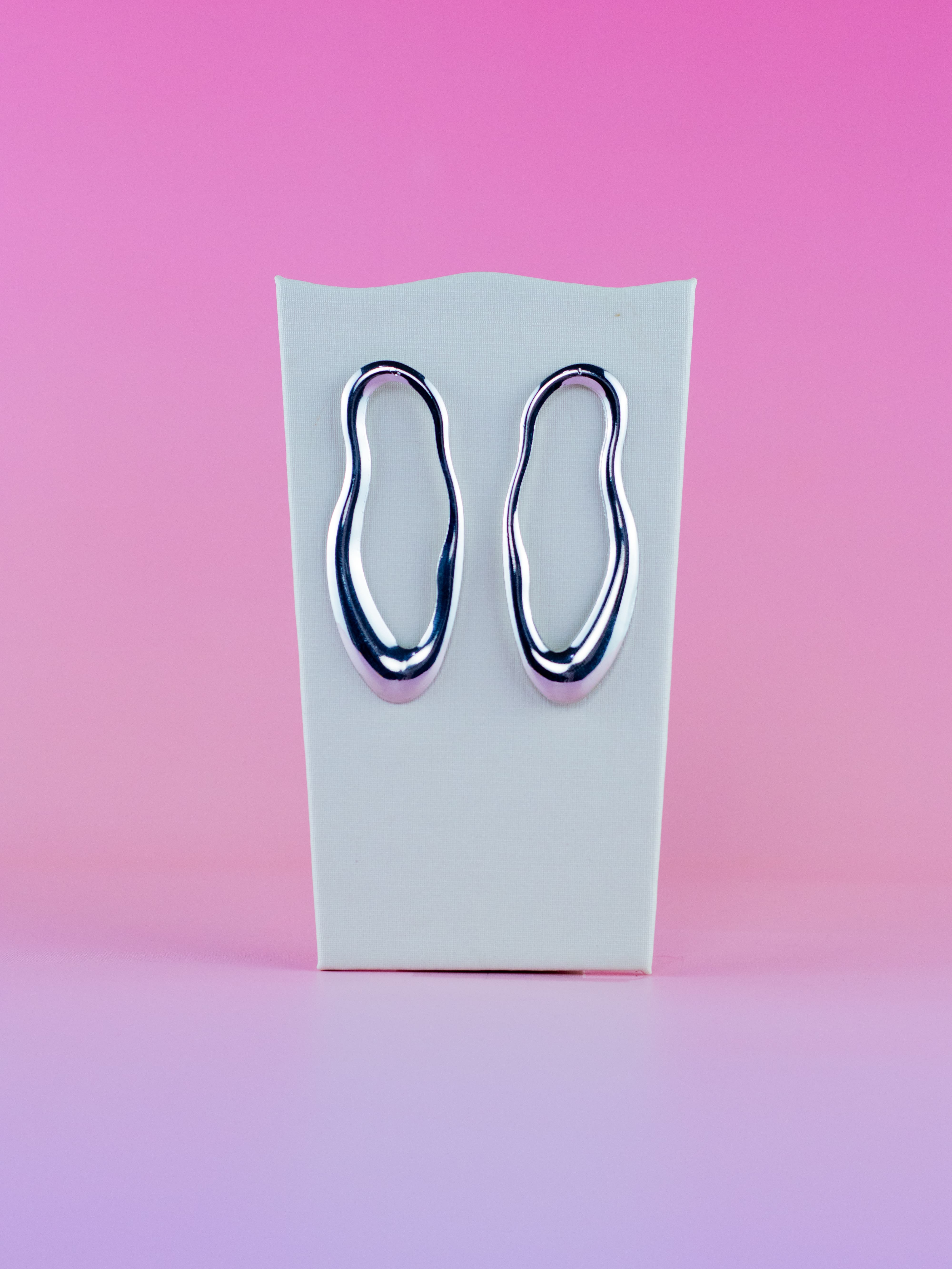 Brinco de Metal Liso Prata Orgânico Grande