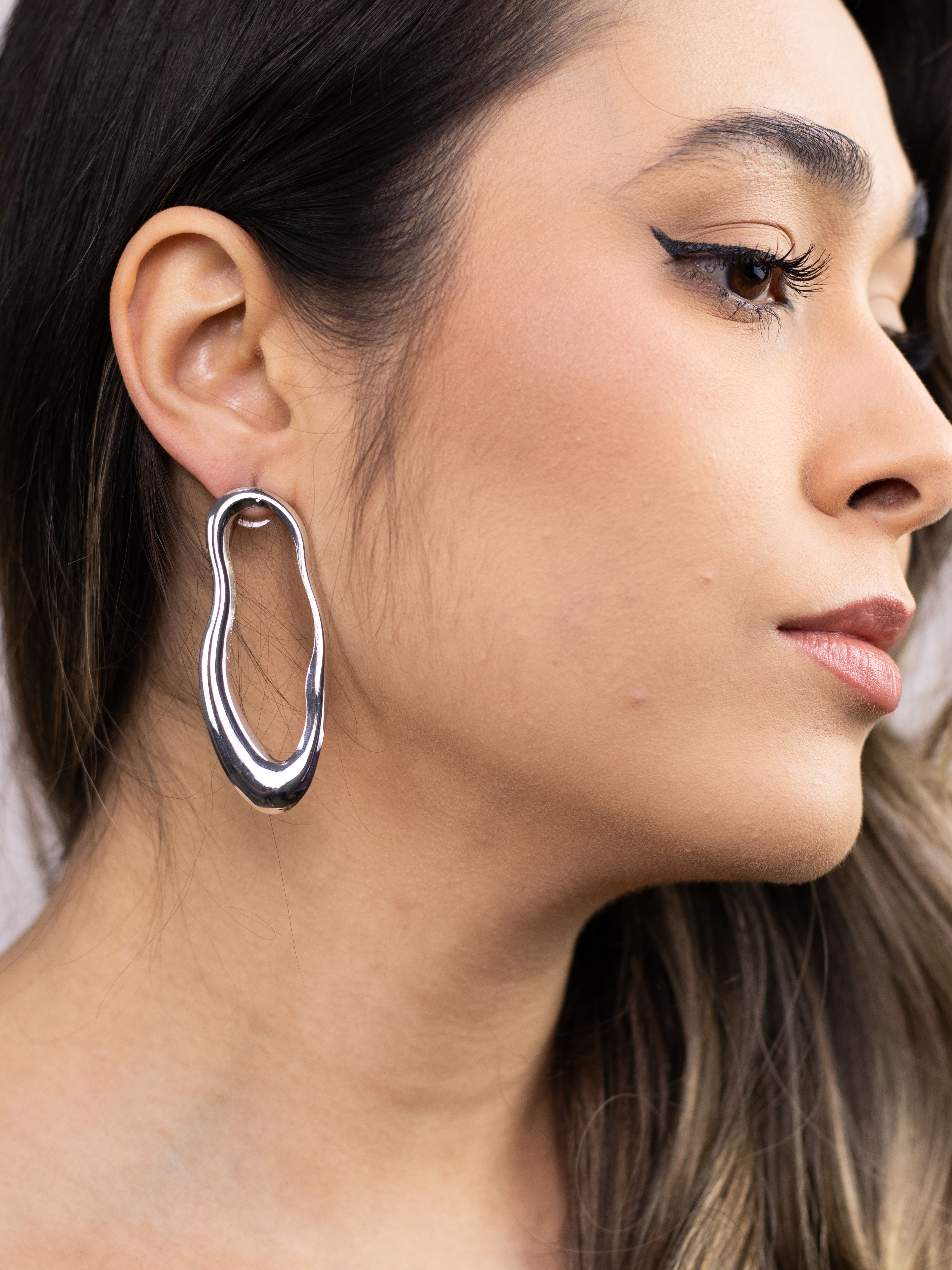 Brinco de Metal Liso Prata Orgânico Grande