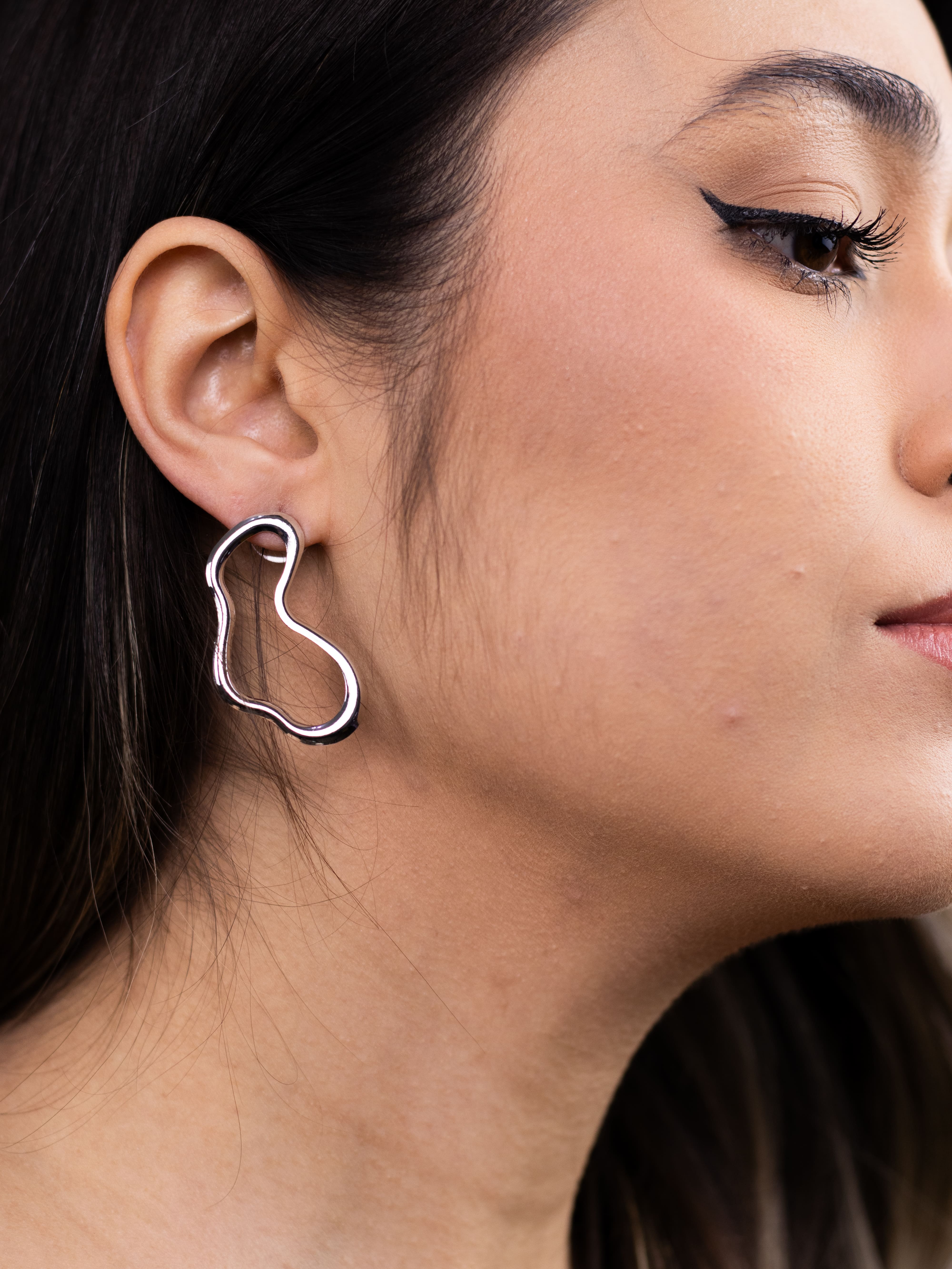 Brinco Liso Metal Orgânico Prata Médio