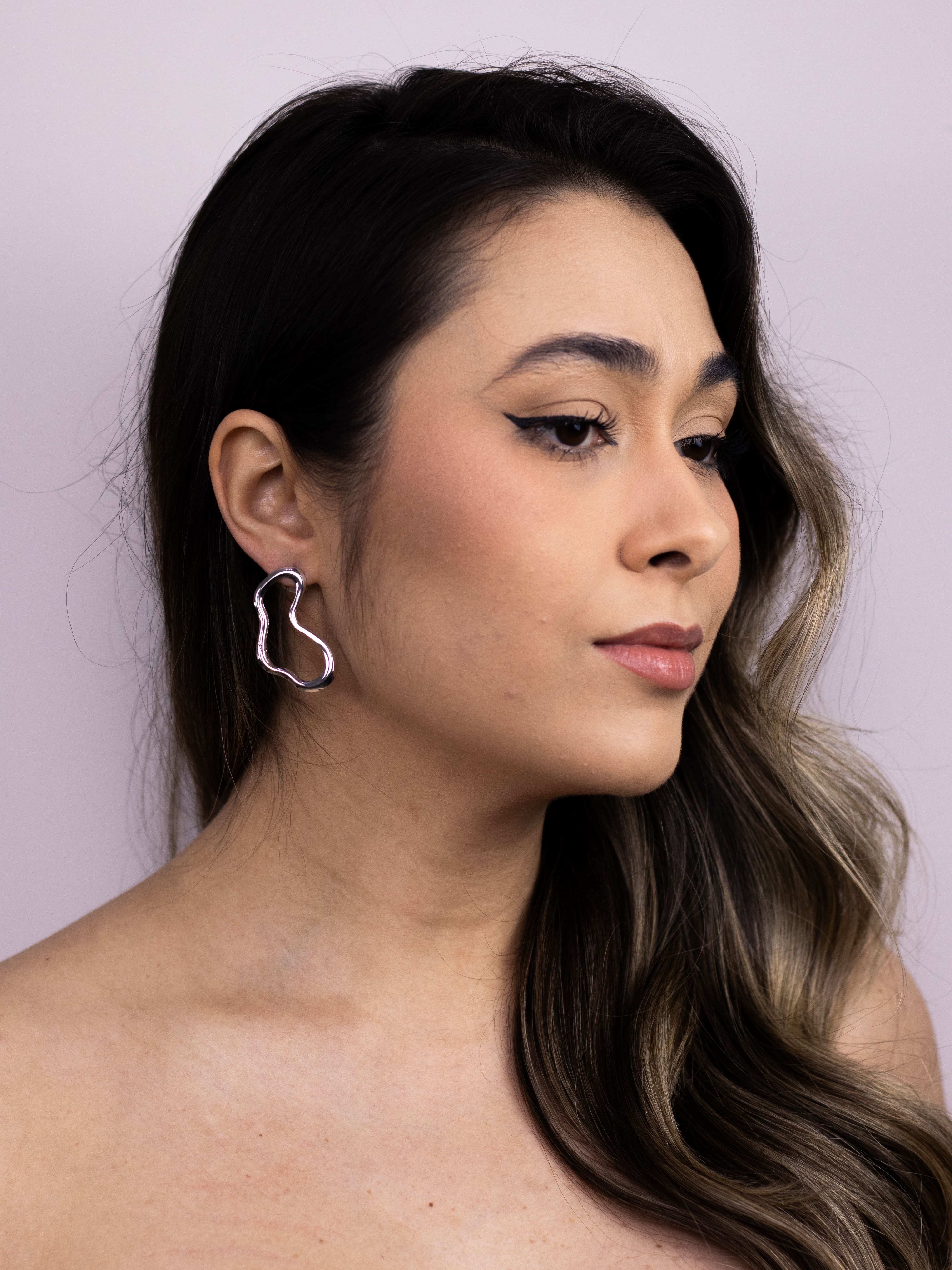 Brinco Liso Metal Orgânico Prata Médio