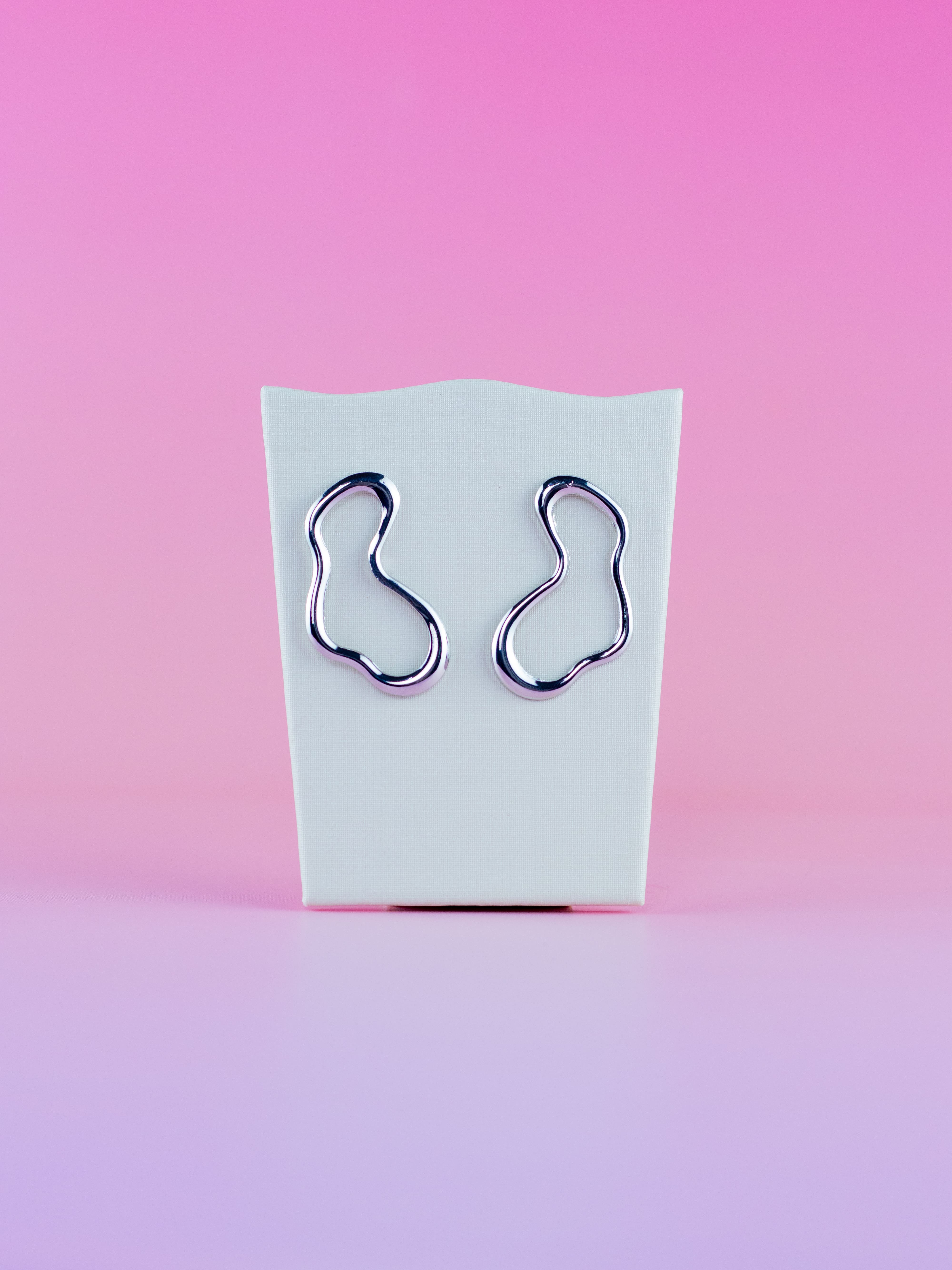 Brinco Liso Metal Orgânico Prata Médio