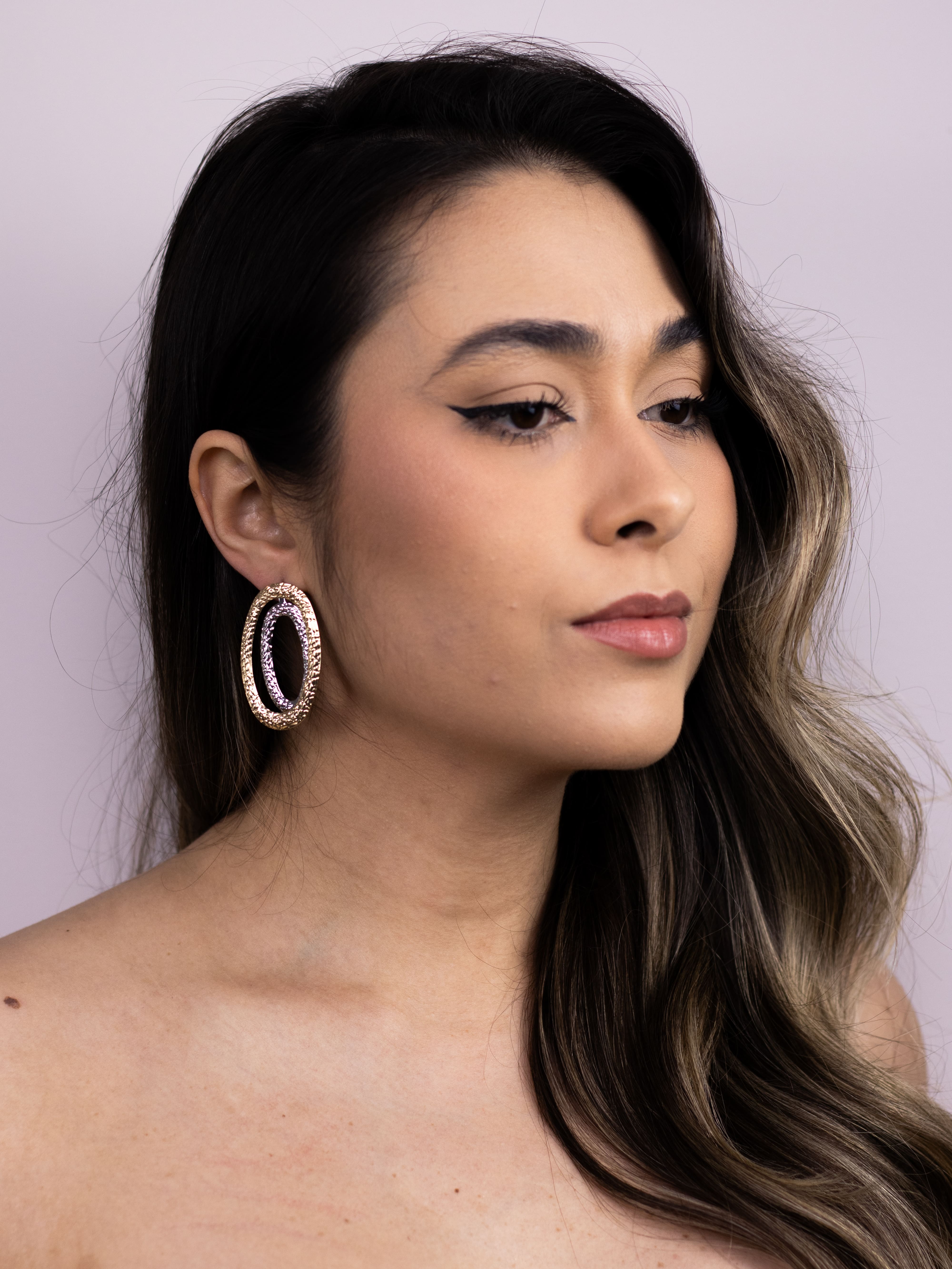 Brinco Metal Liso Oval Texturizado Dois Banhos