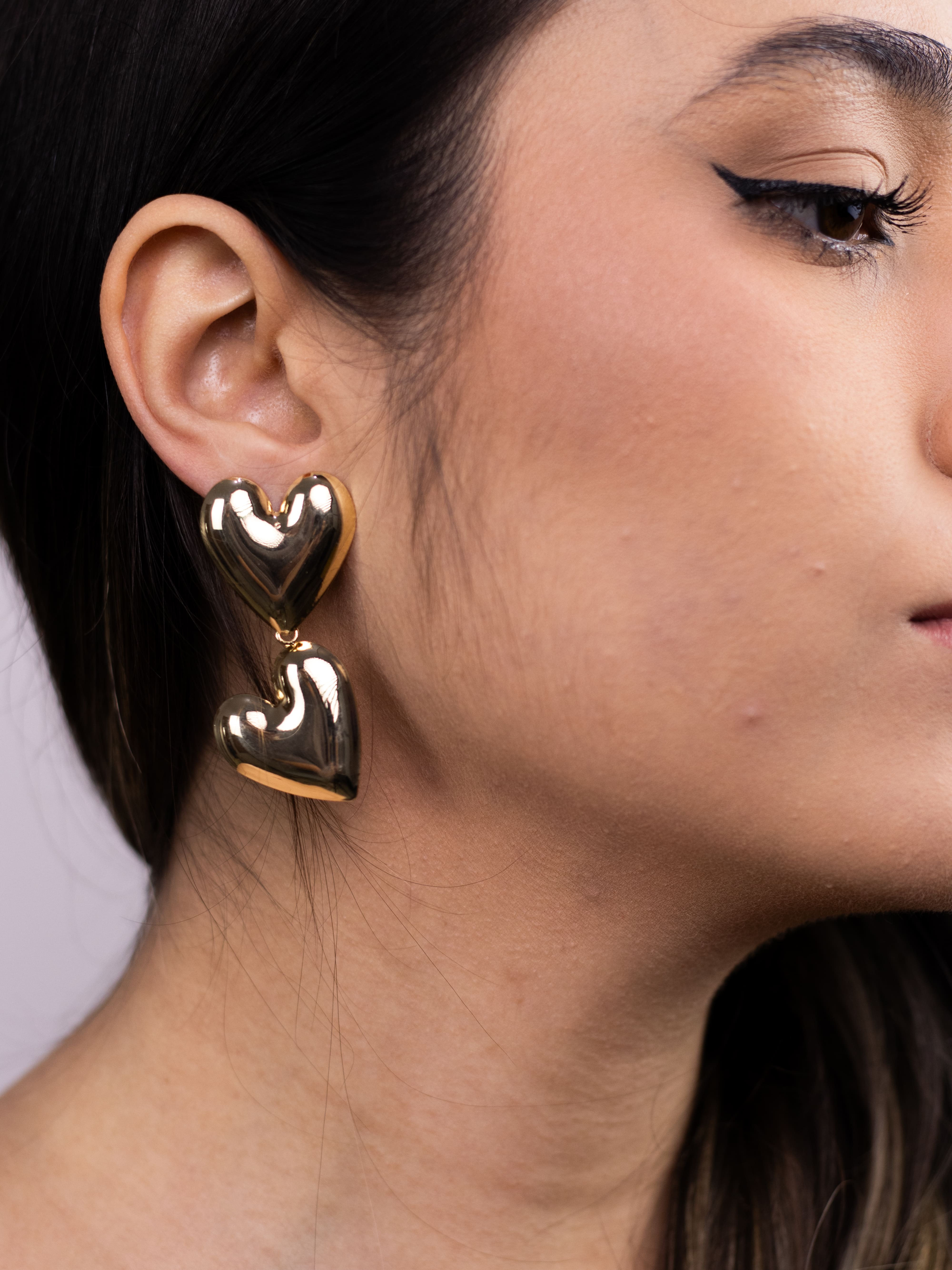 Brinco Metal Dourado Duplo de Coração