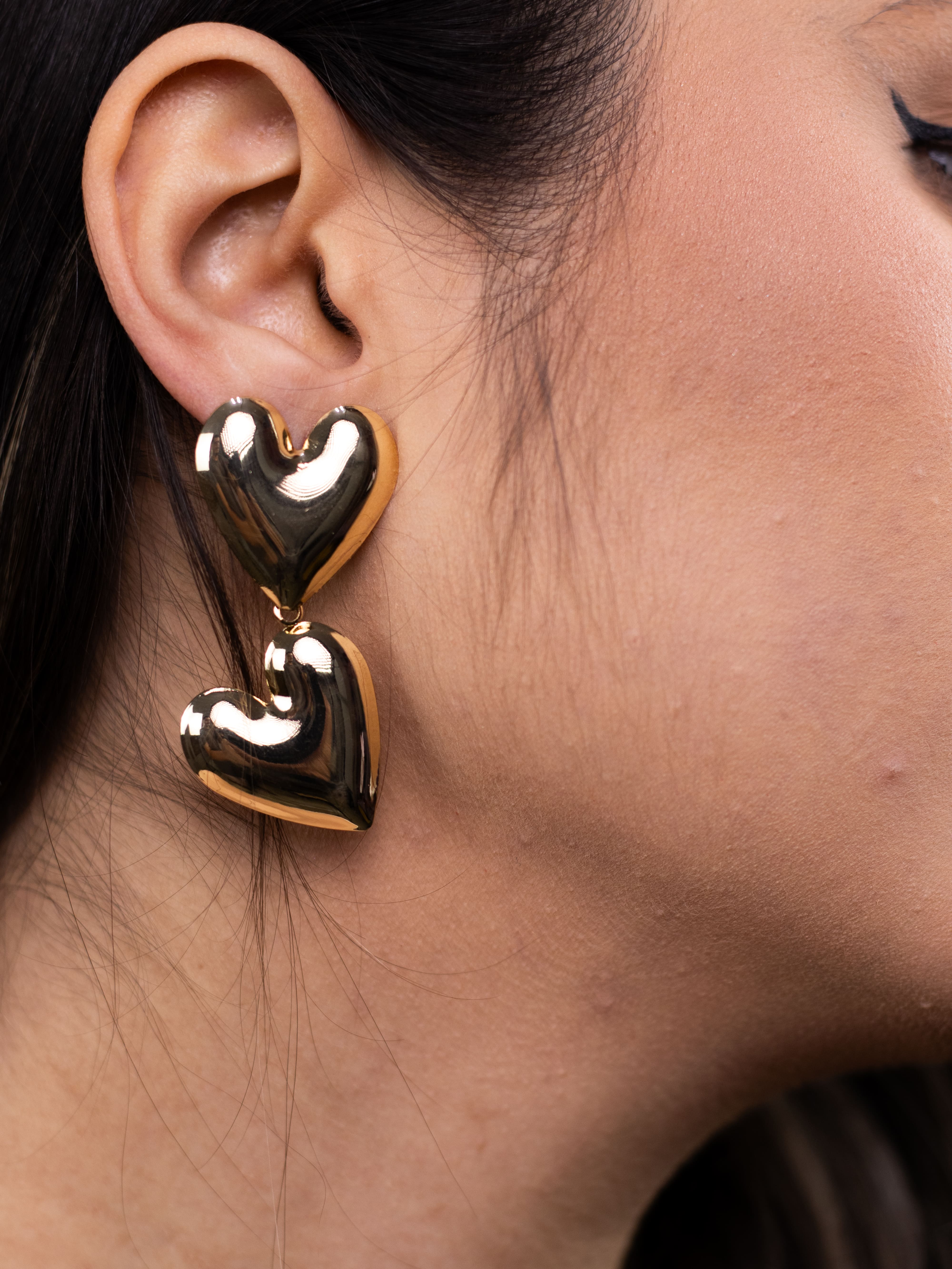 Brinco Metal Dourado Duplo de Coração