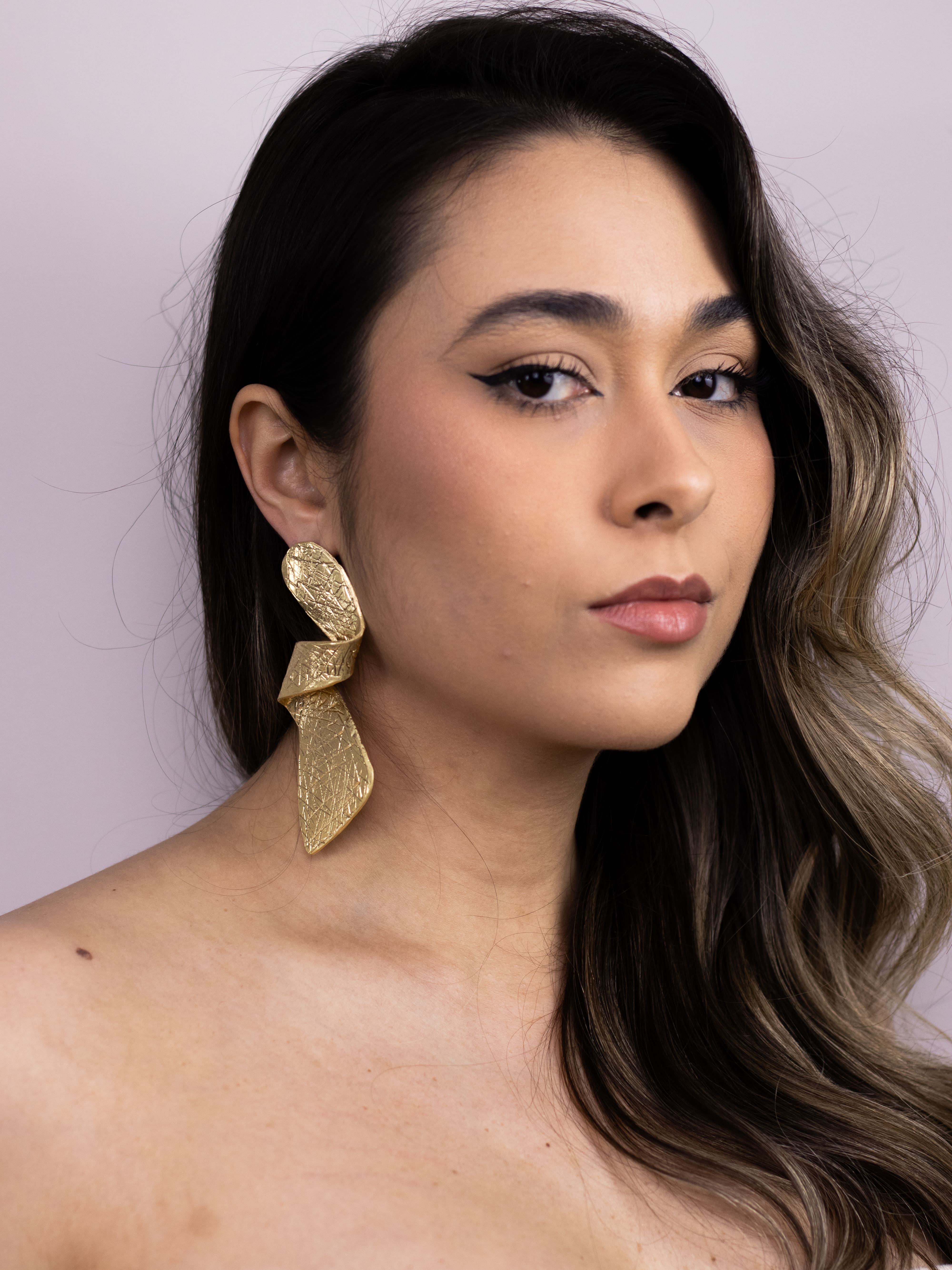 Brinco Medieval Torcido de Metal Dourado