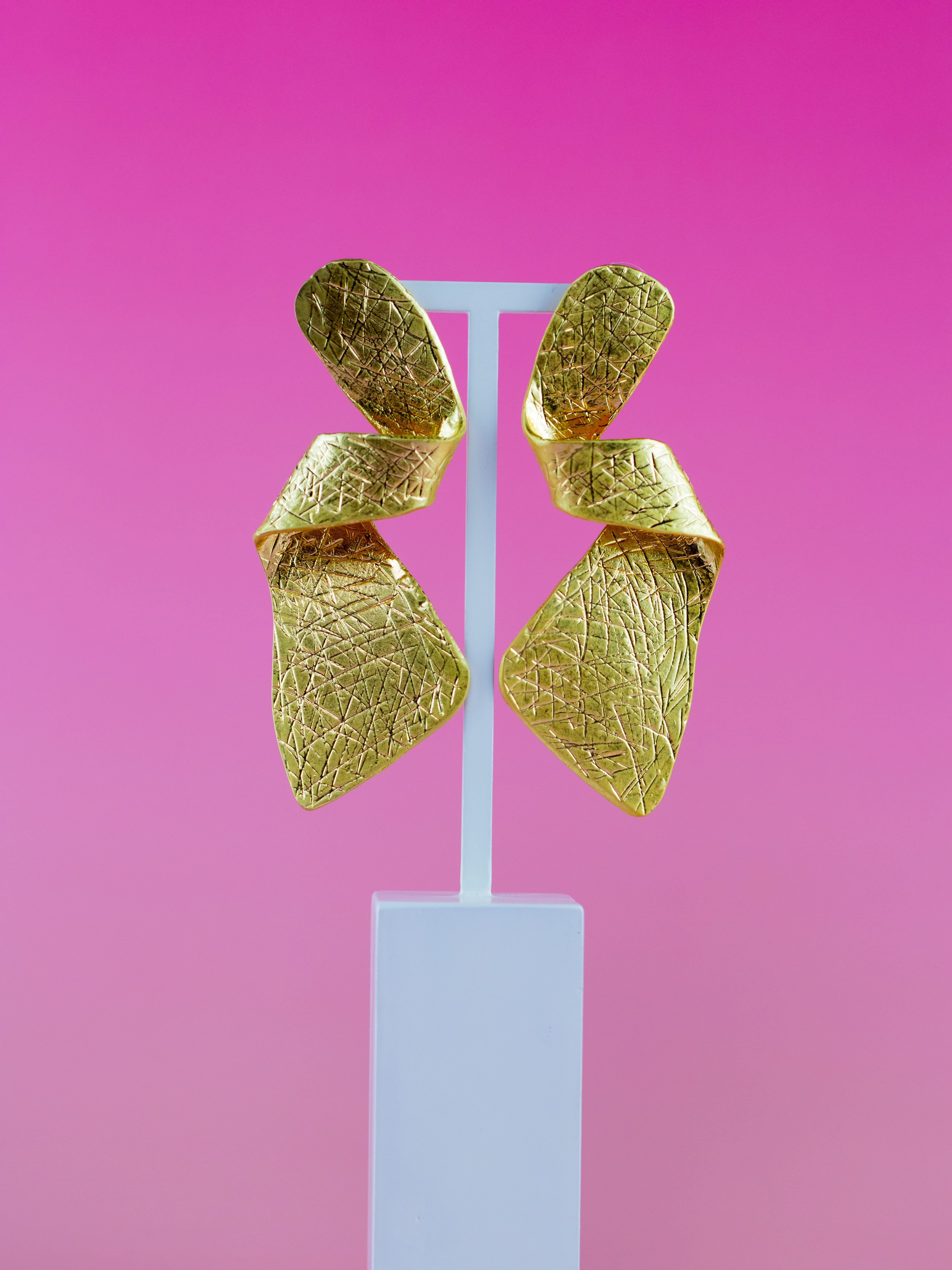 Brinco Medieval Torcido de Metal Dourado