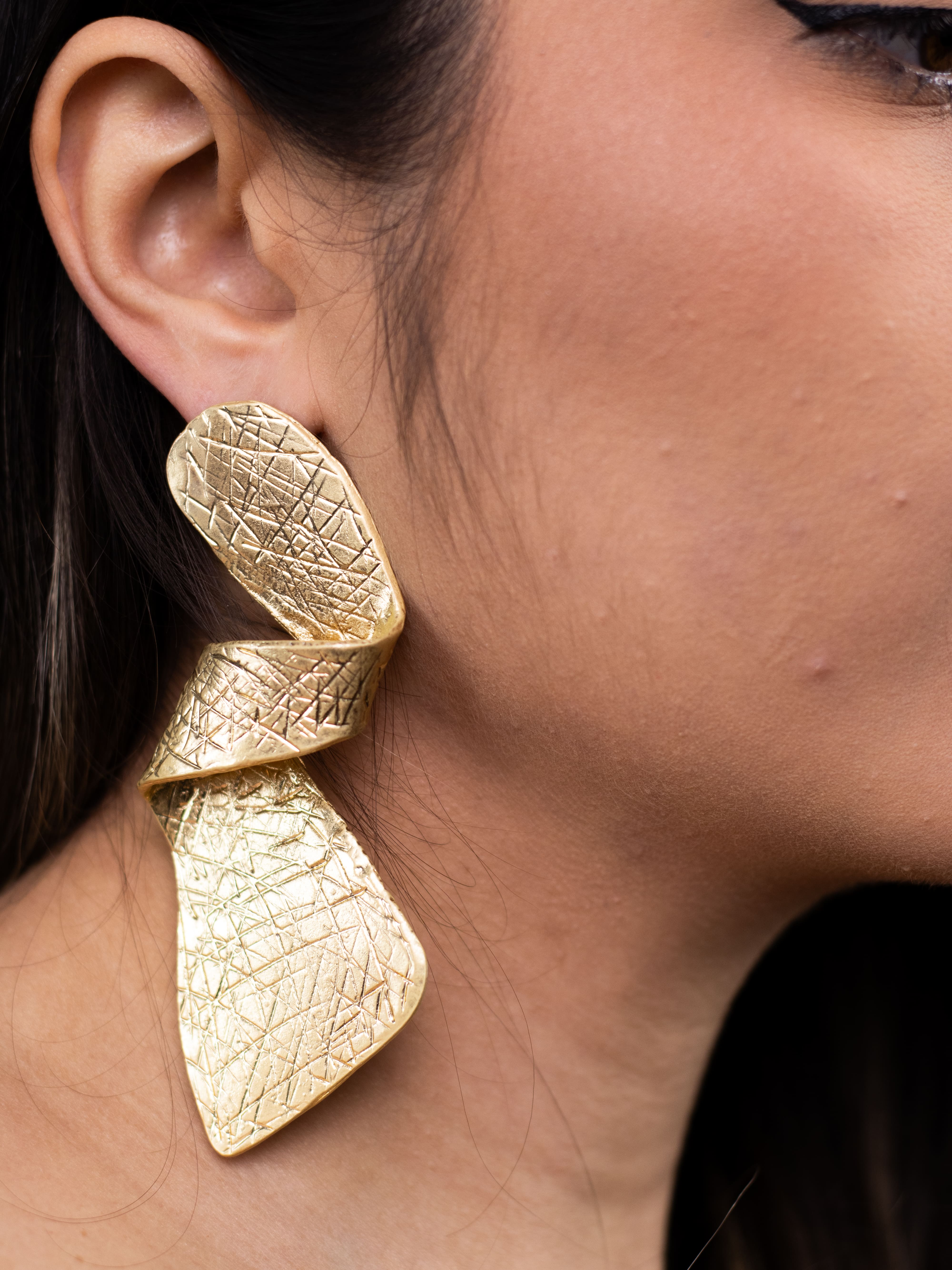 Brinco Medieval Torcido de Metal Dourado