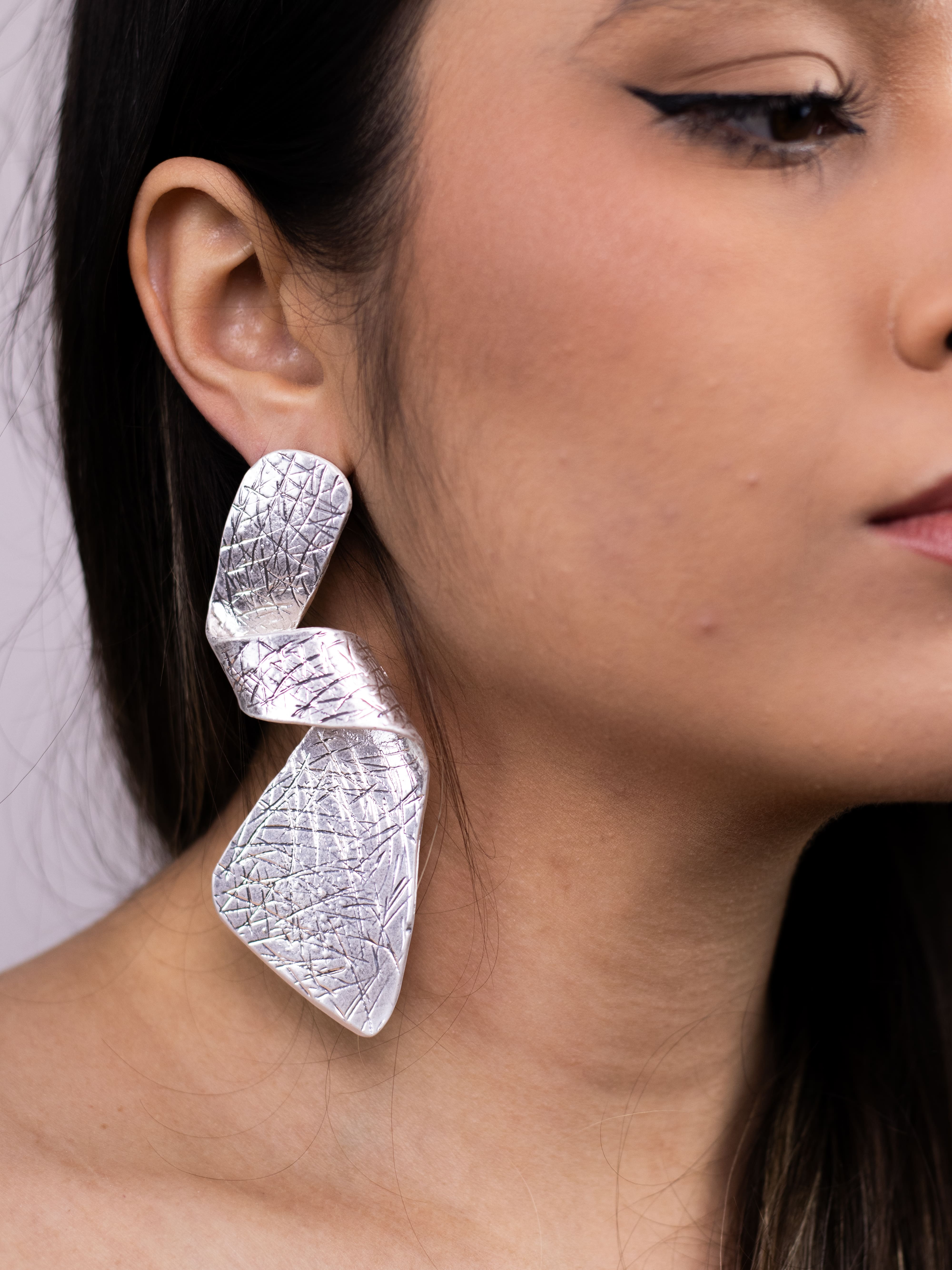 Brinco Medieval Torcido de Metal Prata