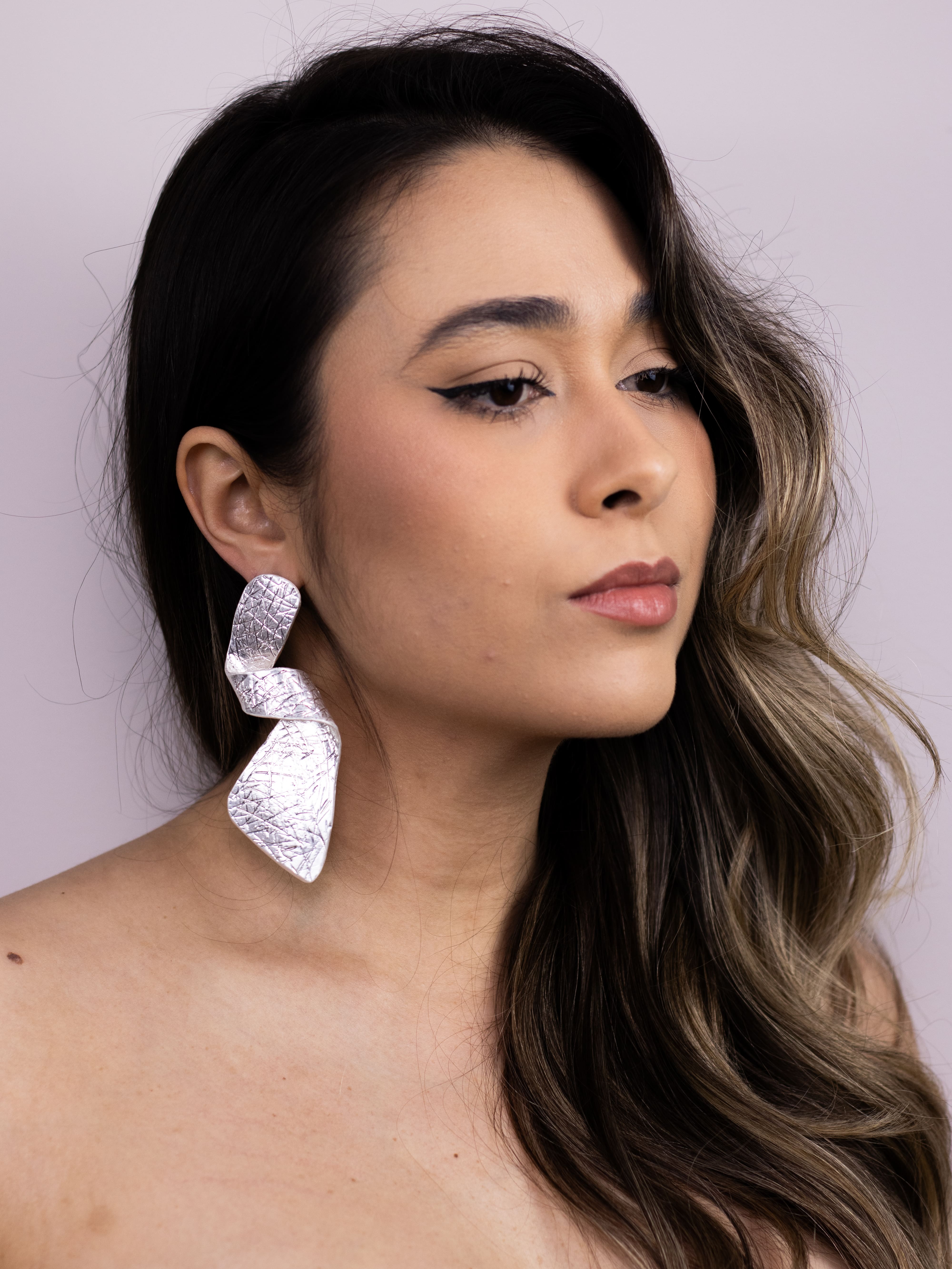 Brinco Medieval Torcido de Metal Prata