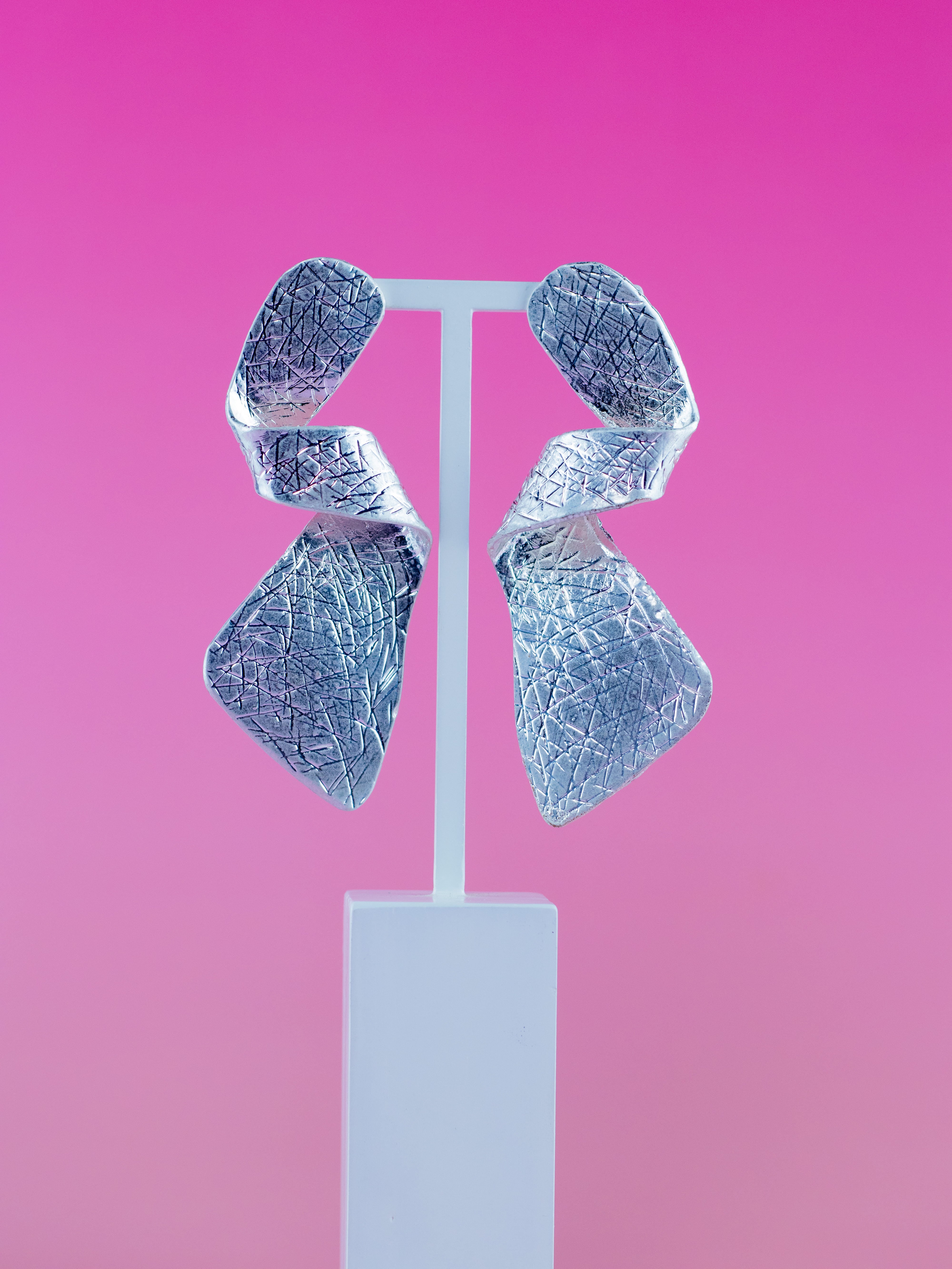 Brinco Medieval Torcido de Metal Prata