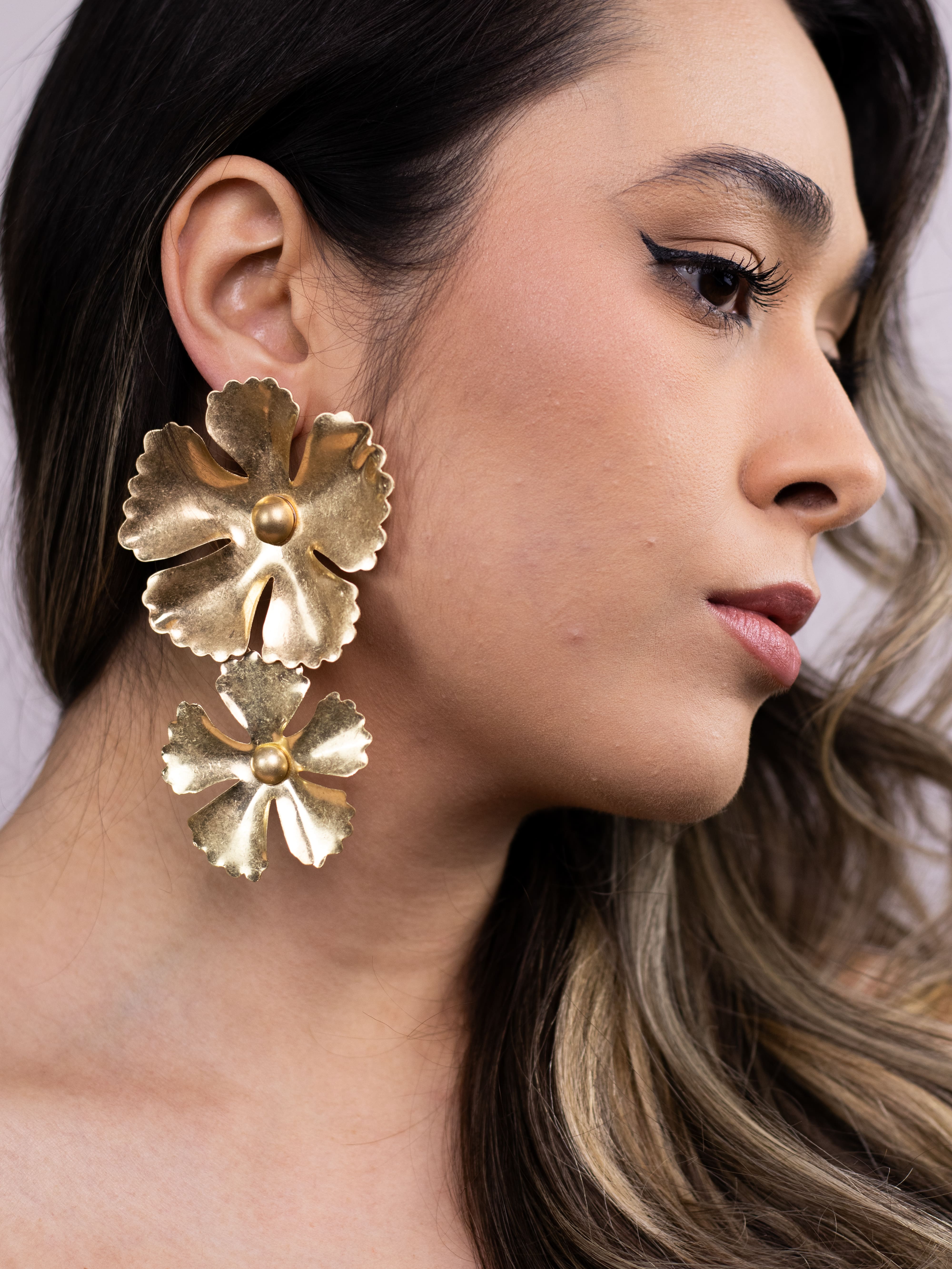 Brinco Max de Flor Dupla Dourado