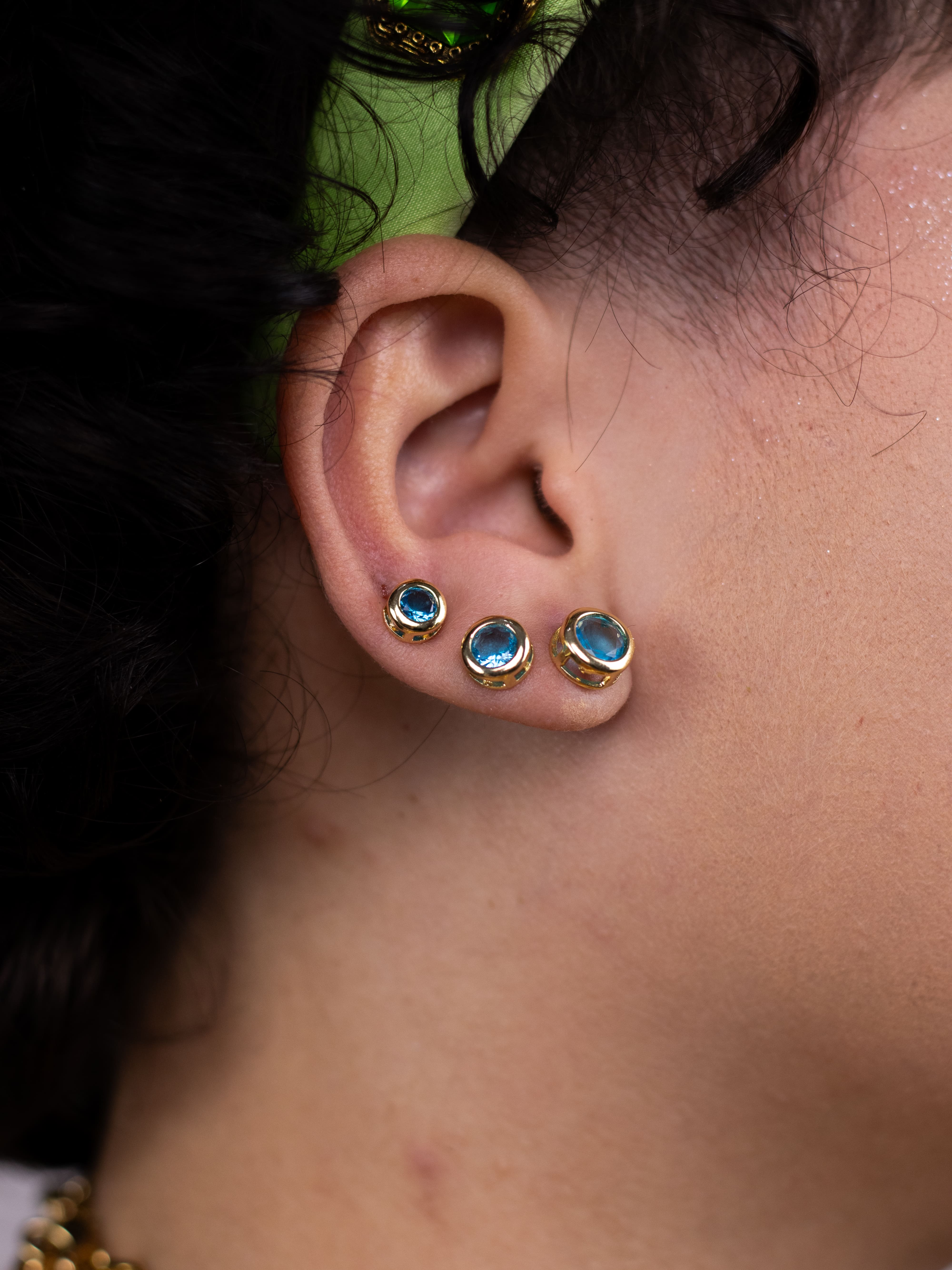 Brinco Trio Dourado com Bolinha Colorida e Cristal