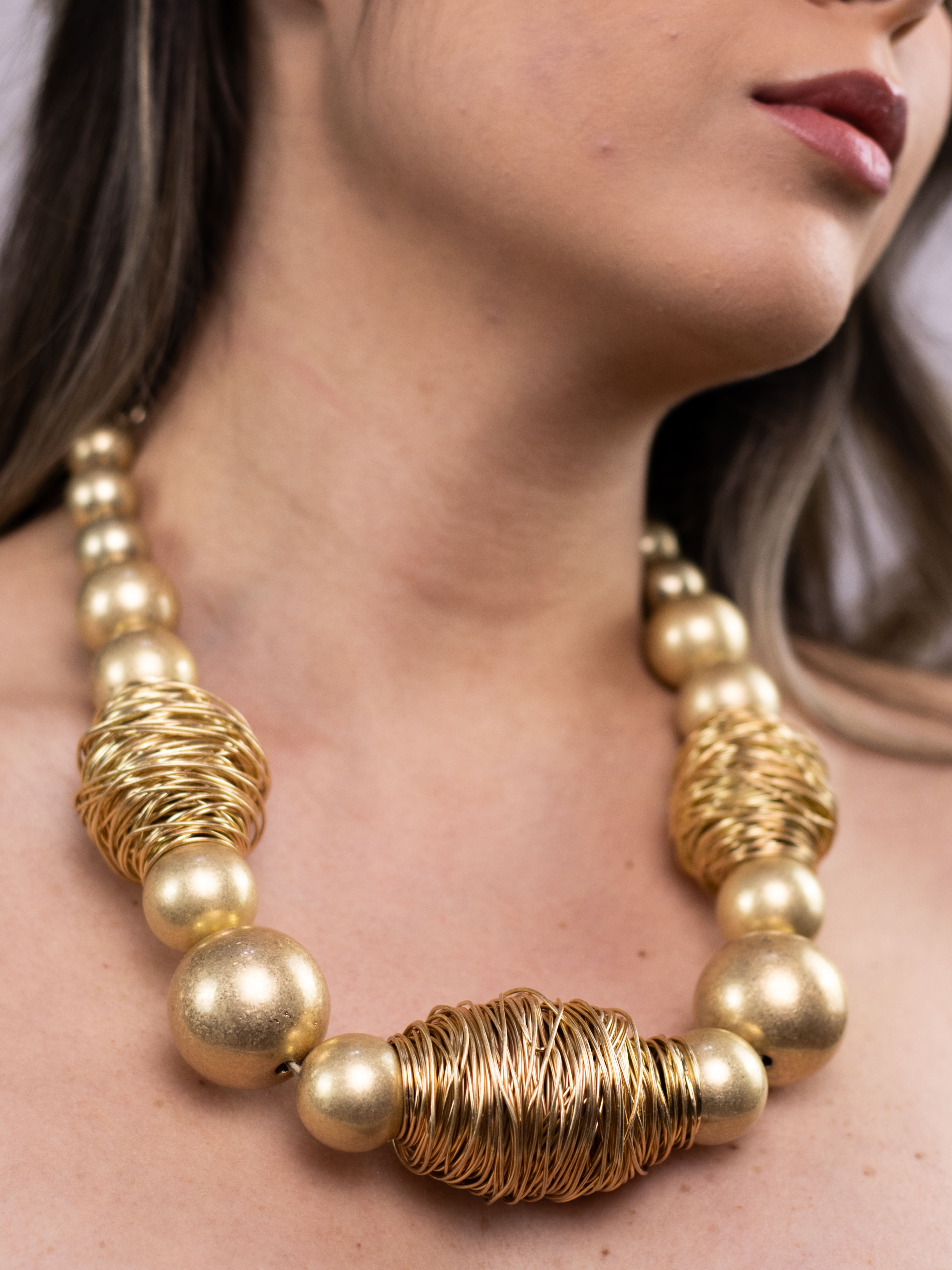 Colar Dourado de Esfera com Aramado