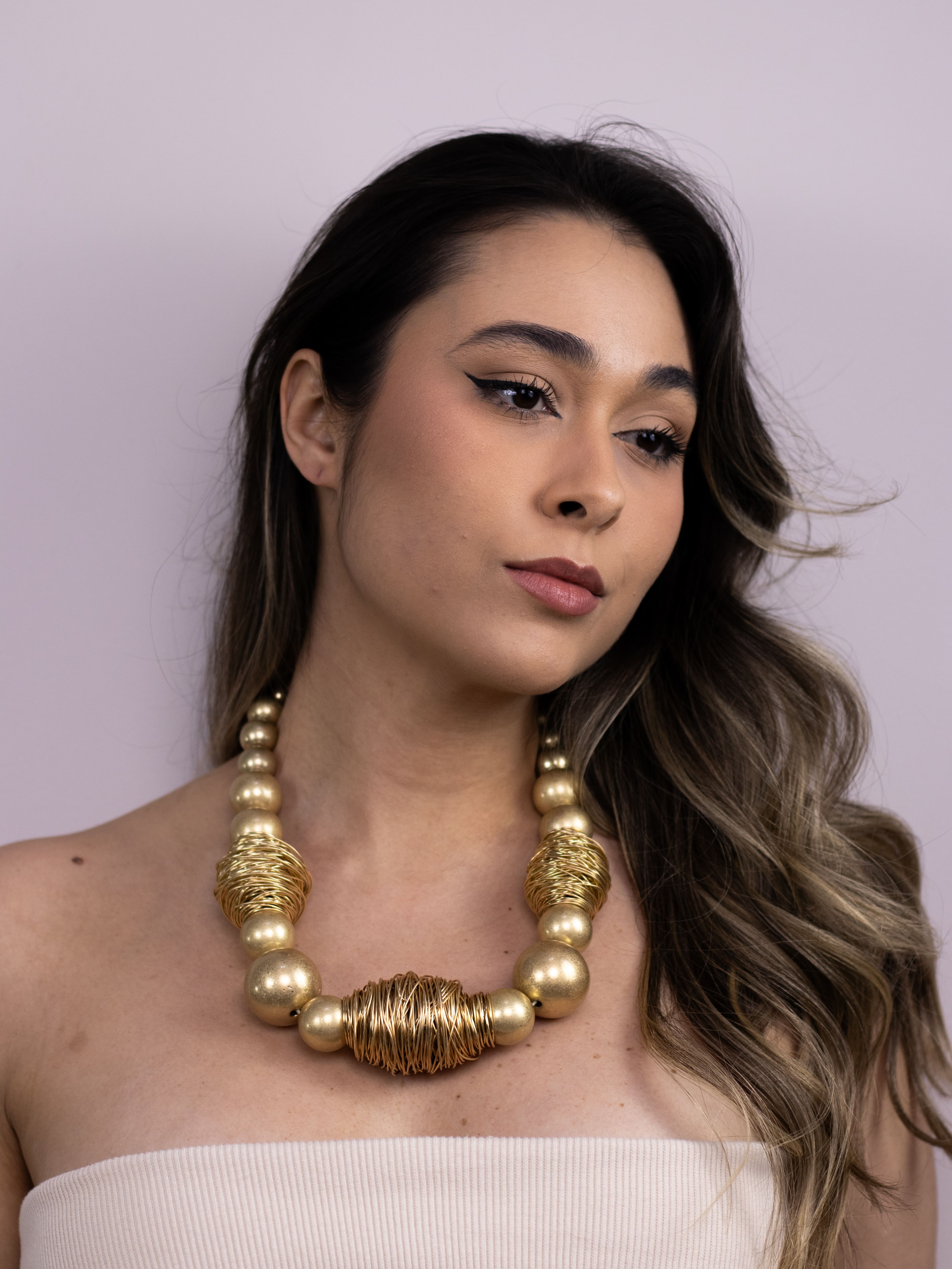 Colar Dourado de Esfera com Aramado