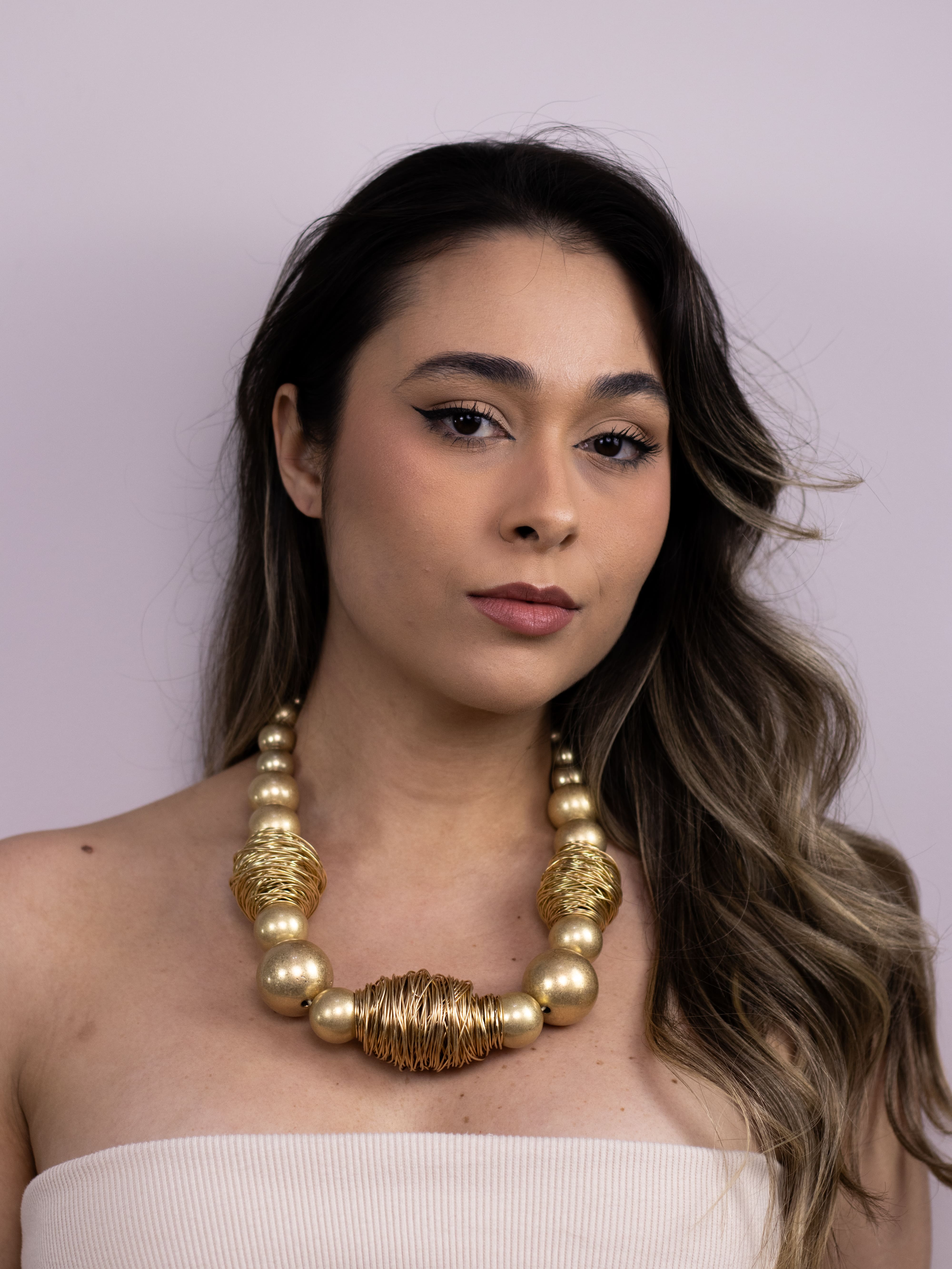 Colar Dourado de Esfera com Aramado