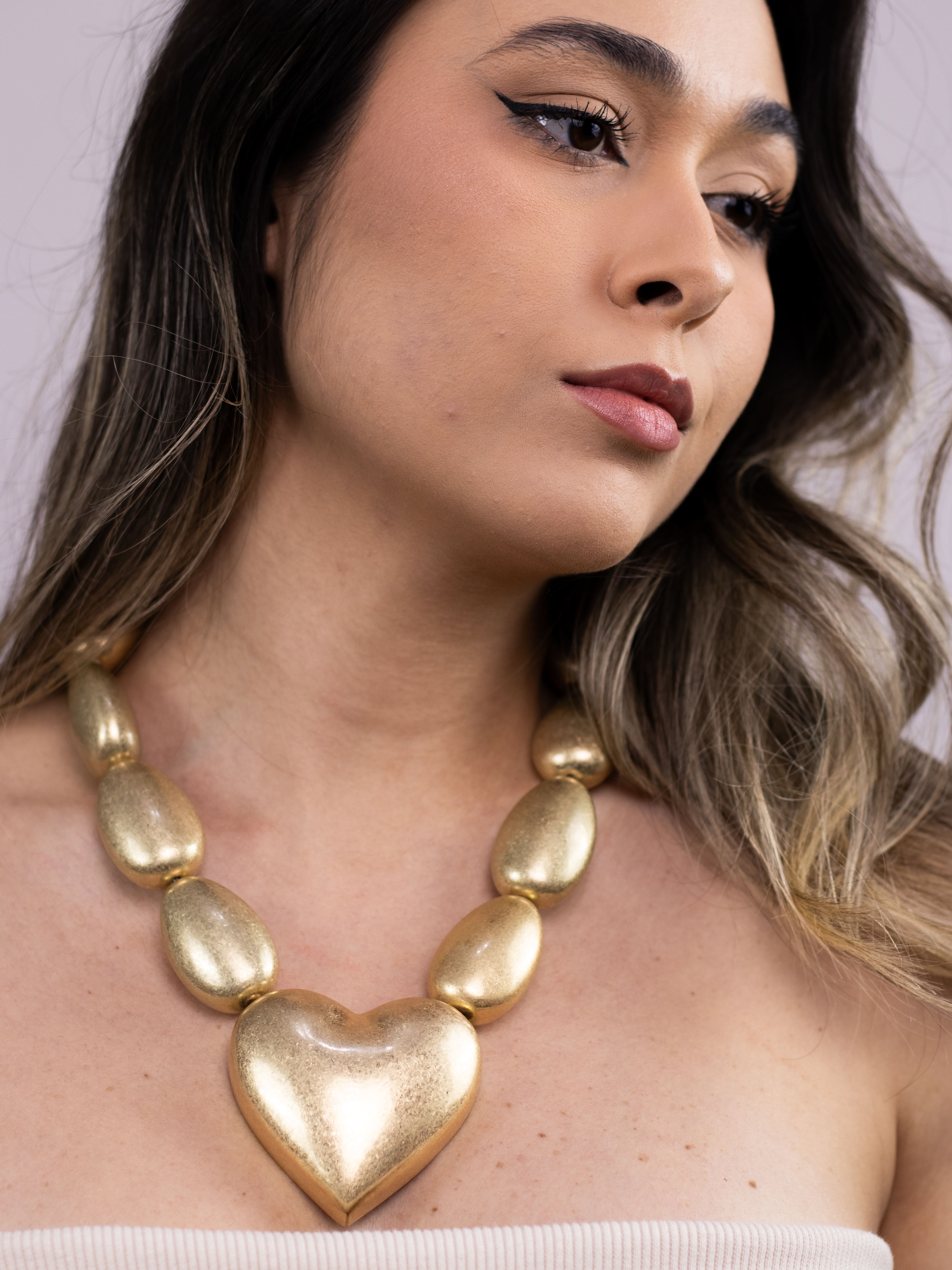 Colar de Metal com Coração de Dourado