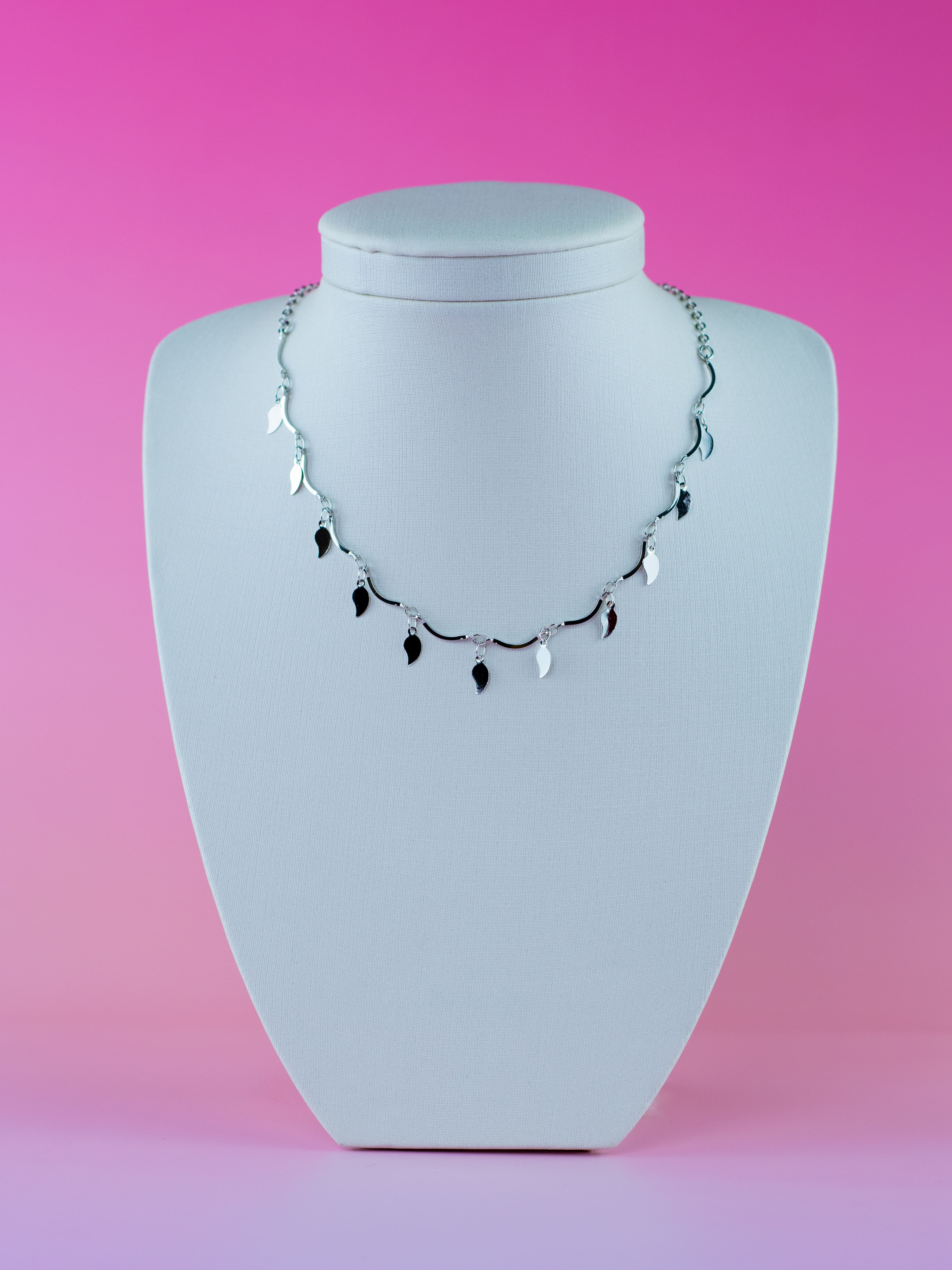 Choker de Metal com Pingente de Folha