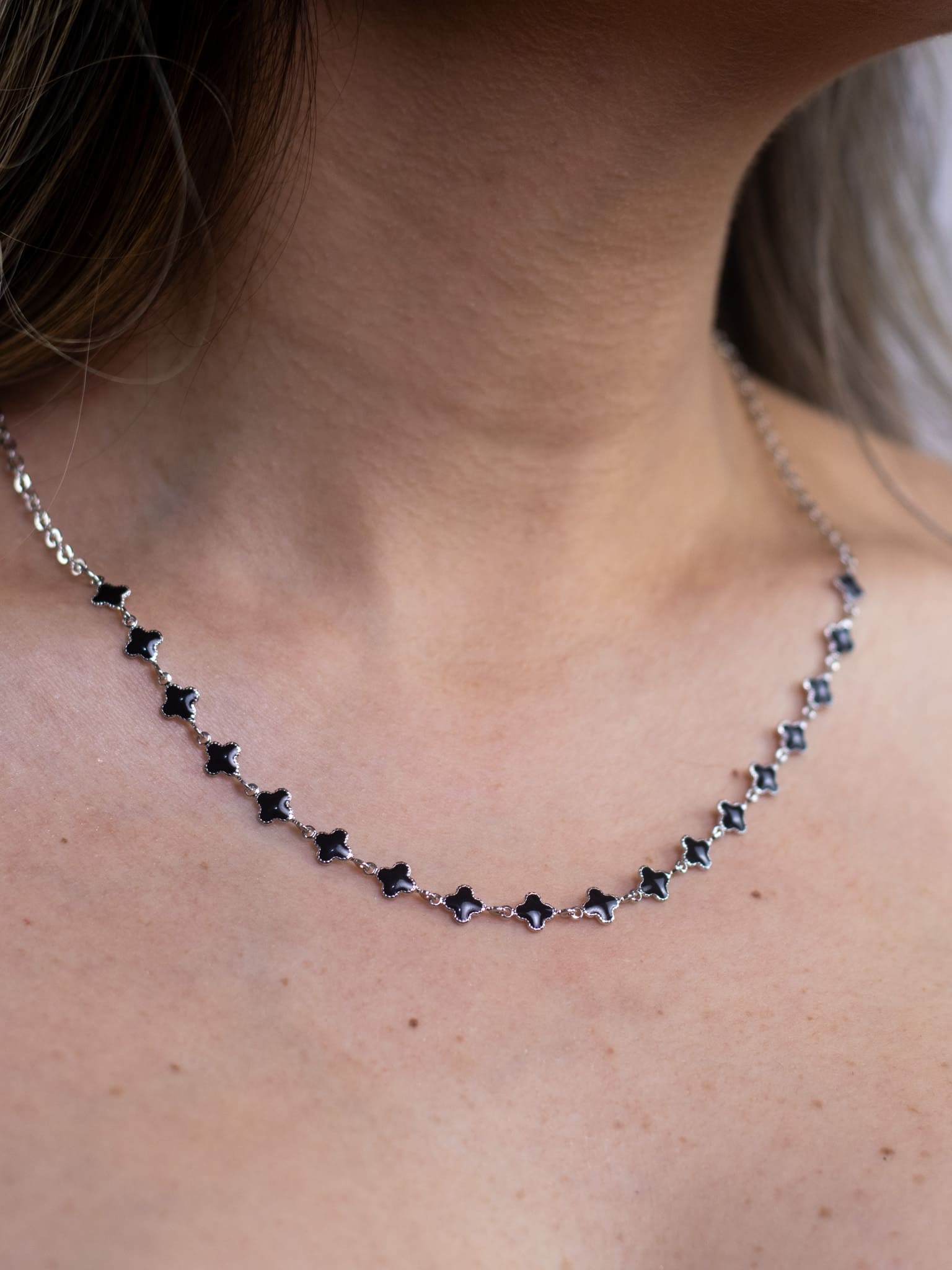 Choker Trevo Esmaltado Preta