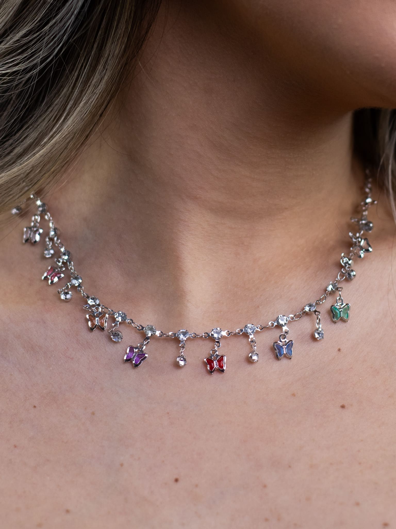 Choker Borboleta com Cristal Colorido e Ponto de Luz