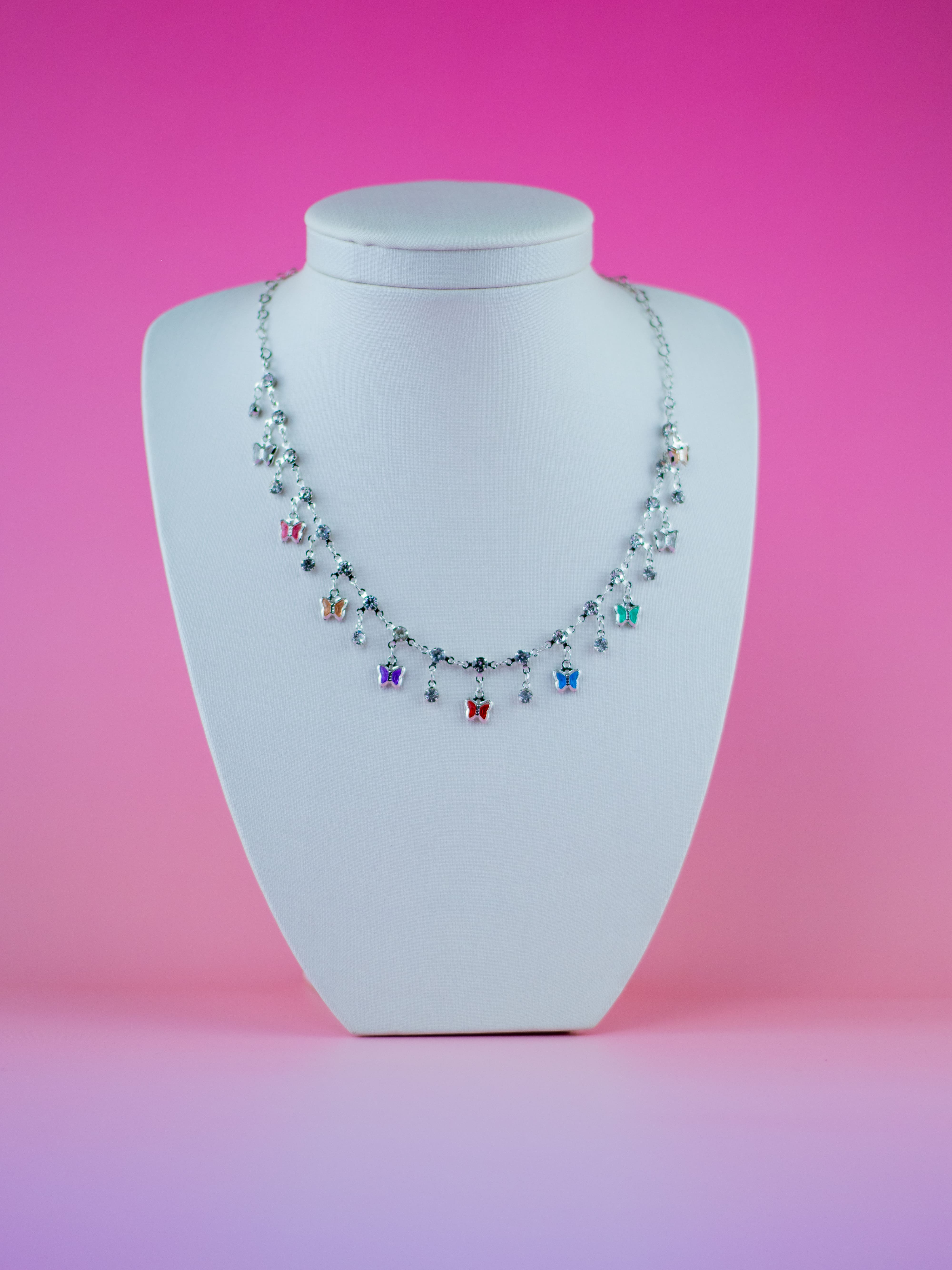 Choker Borboleta com Cristal Colorido e Ponto de Luz