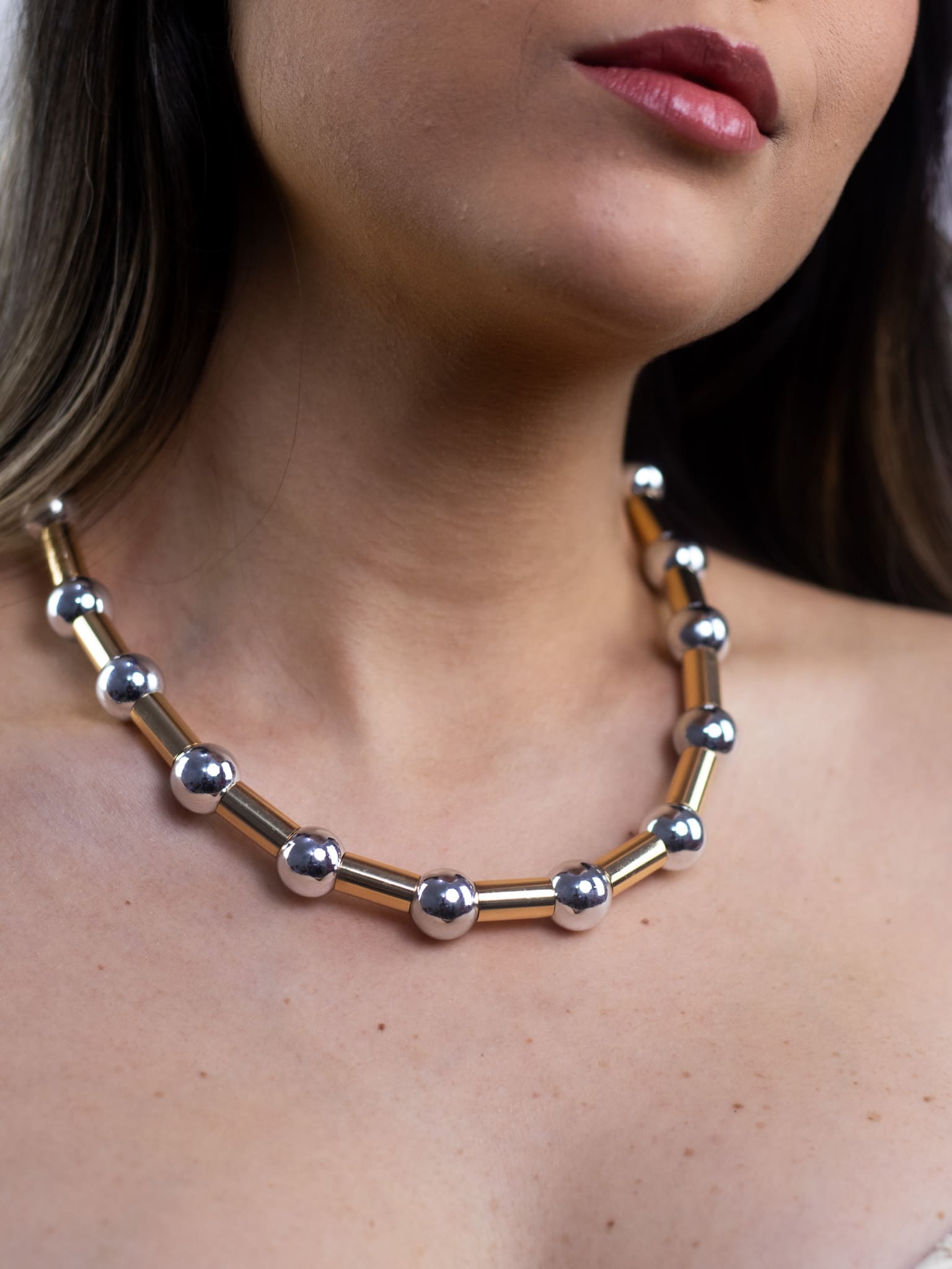 Colar de Metal com Esferas Dourado