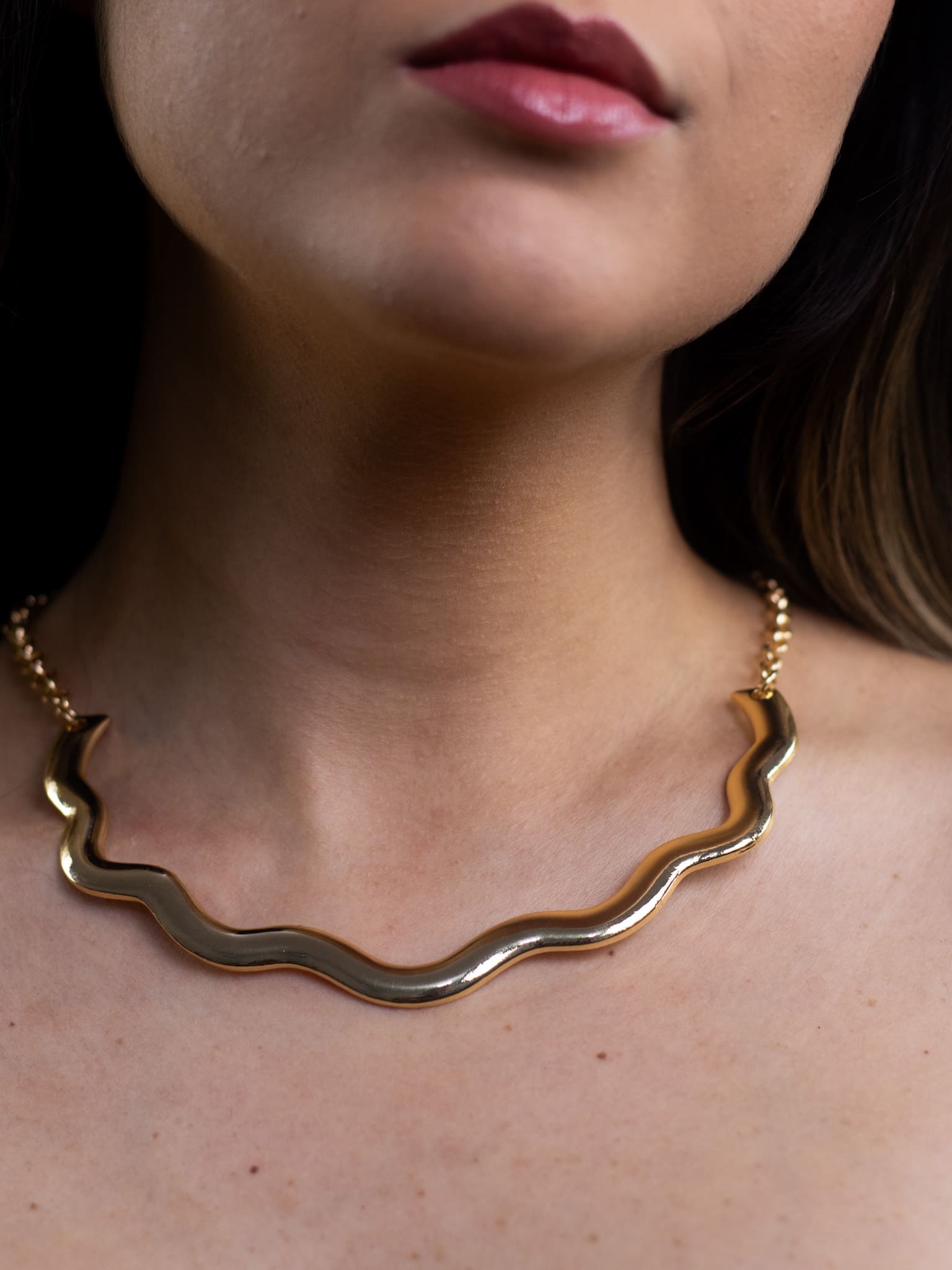 Colar Dourado Aro Ondulado com Corrente