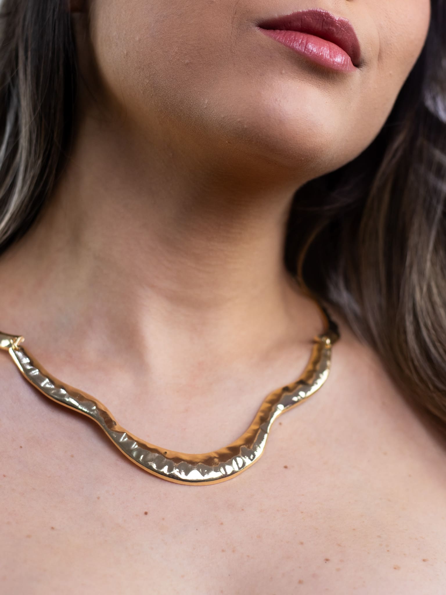 Colar Aro de Metal Ondulado Dourado