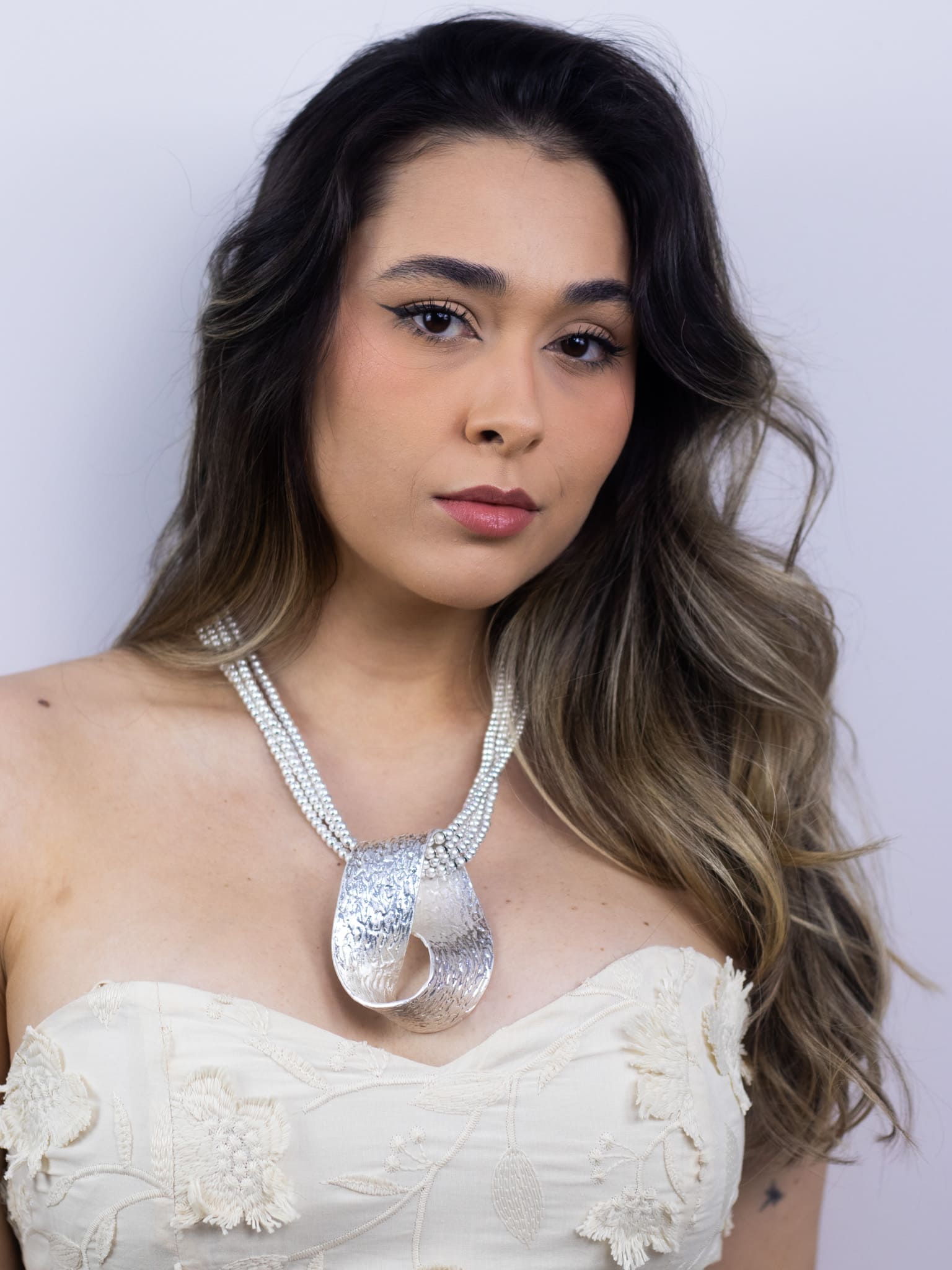 Colar de Esfera com Pingente Martelado Prata