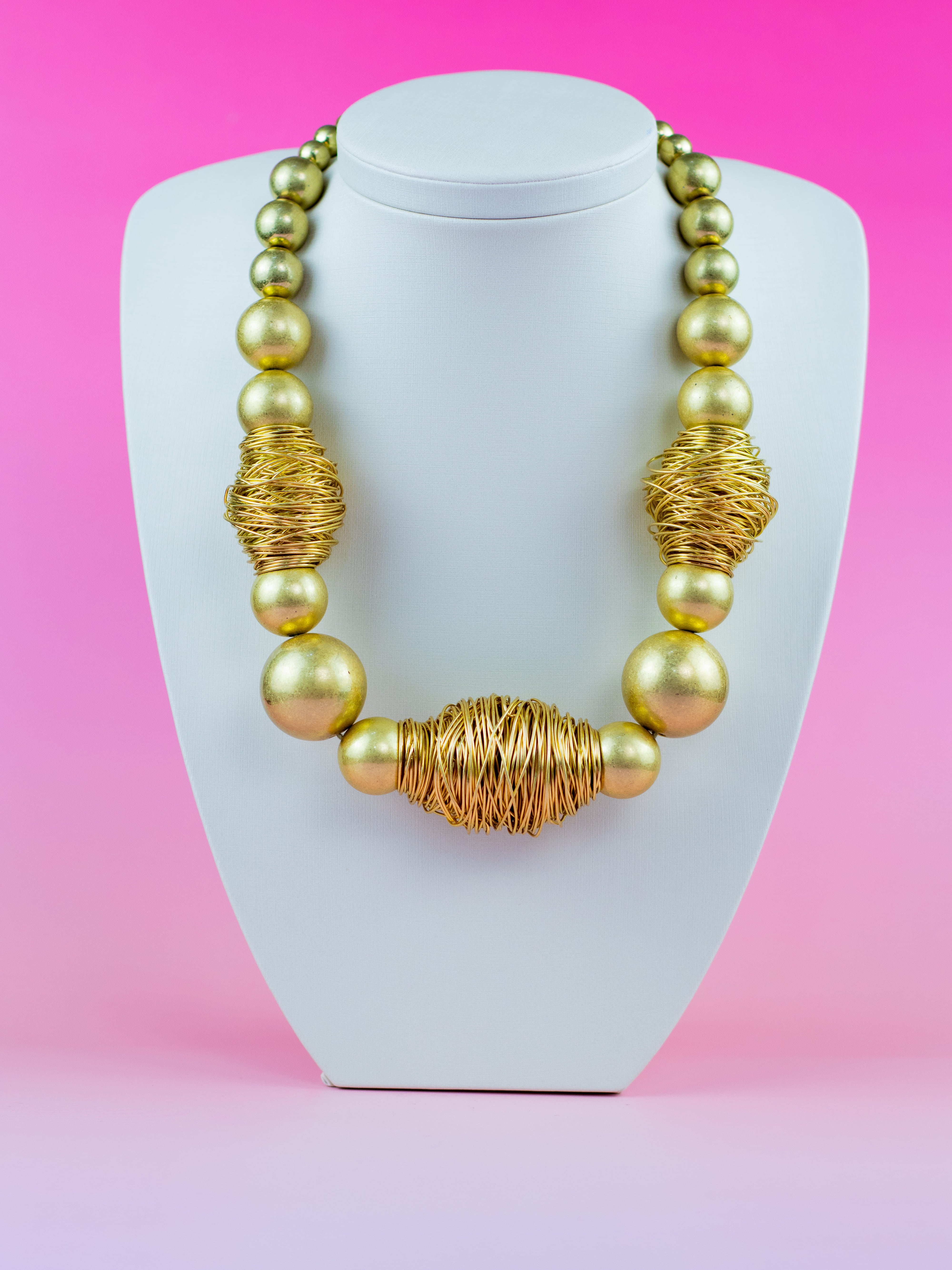 Colar Dourado de Esfera com Aramado