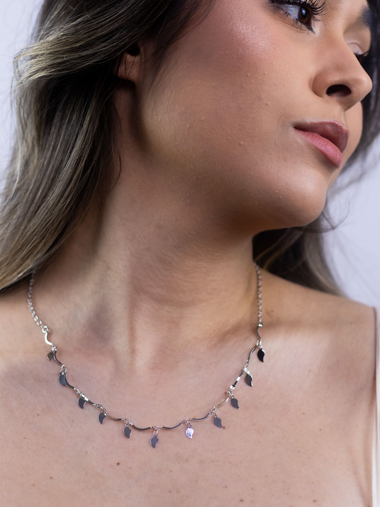 Choker de Metal com Pingente de Folha