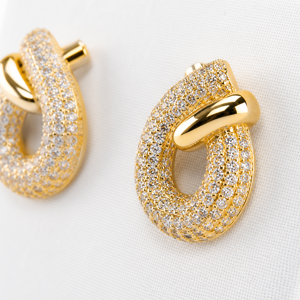 Brinco Base de Metal Dourado com Zircônia