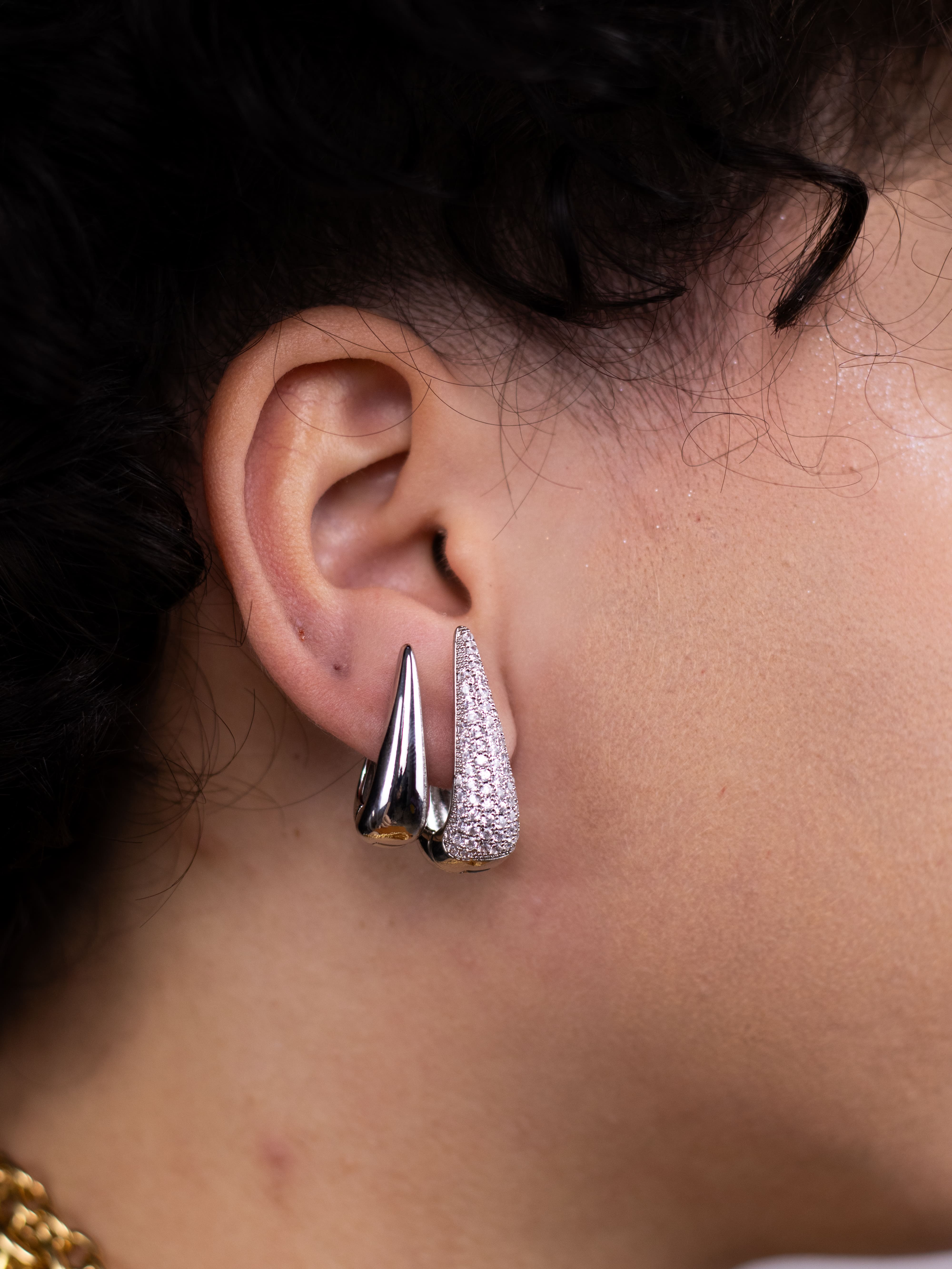 Brinco Duplo Argolinha Prata de Metal Liso e Zircônia