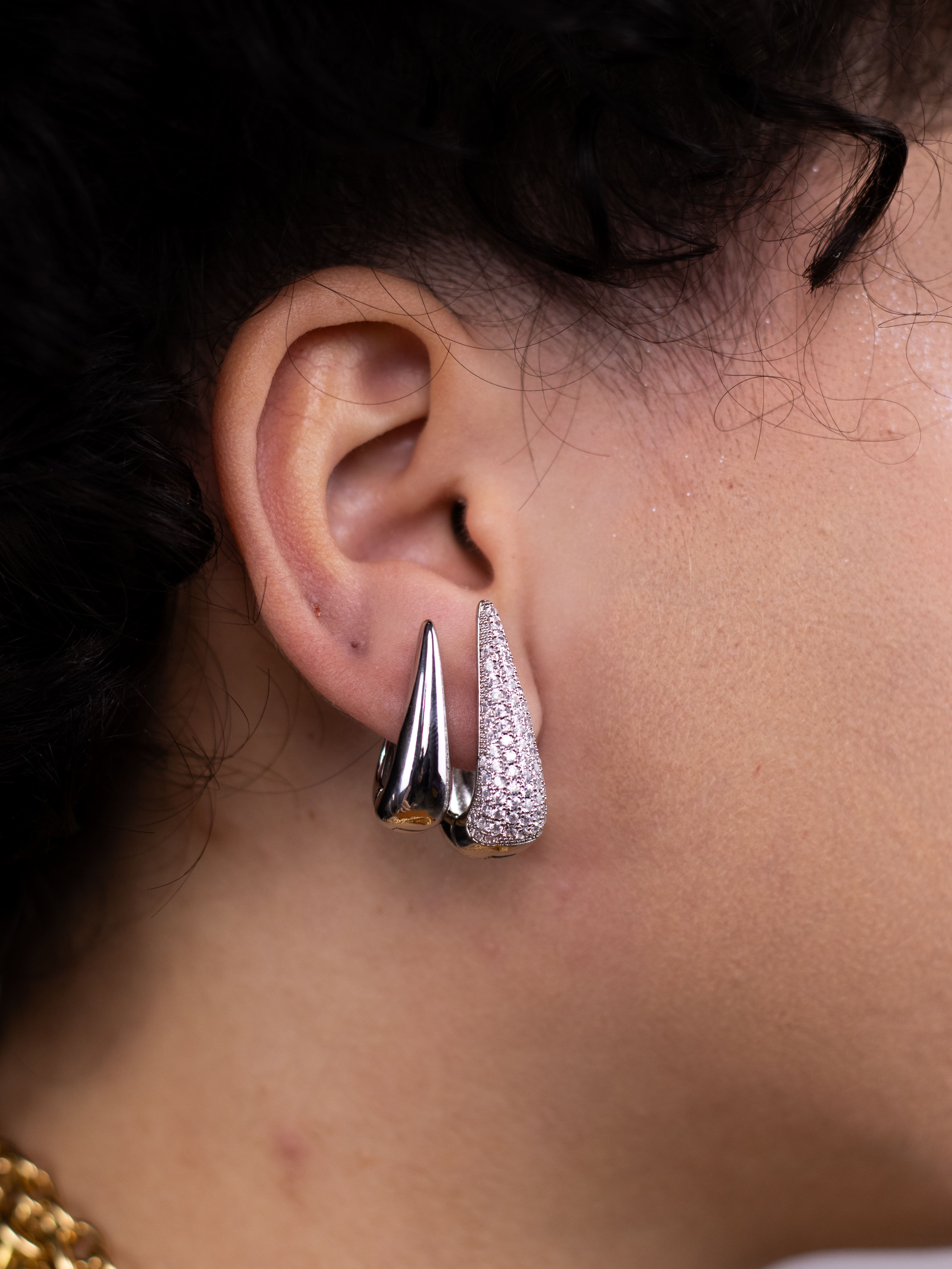 Brinco Duplo Argolinha Prata de Metal Liso e Zircônia