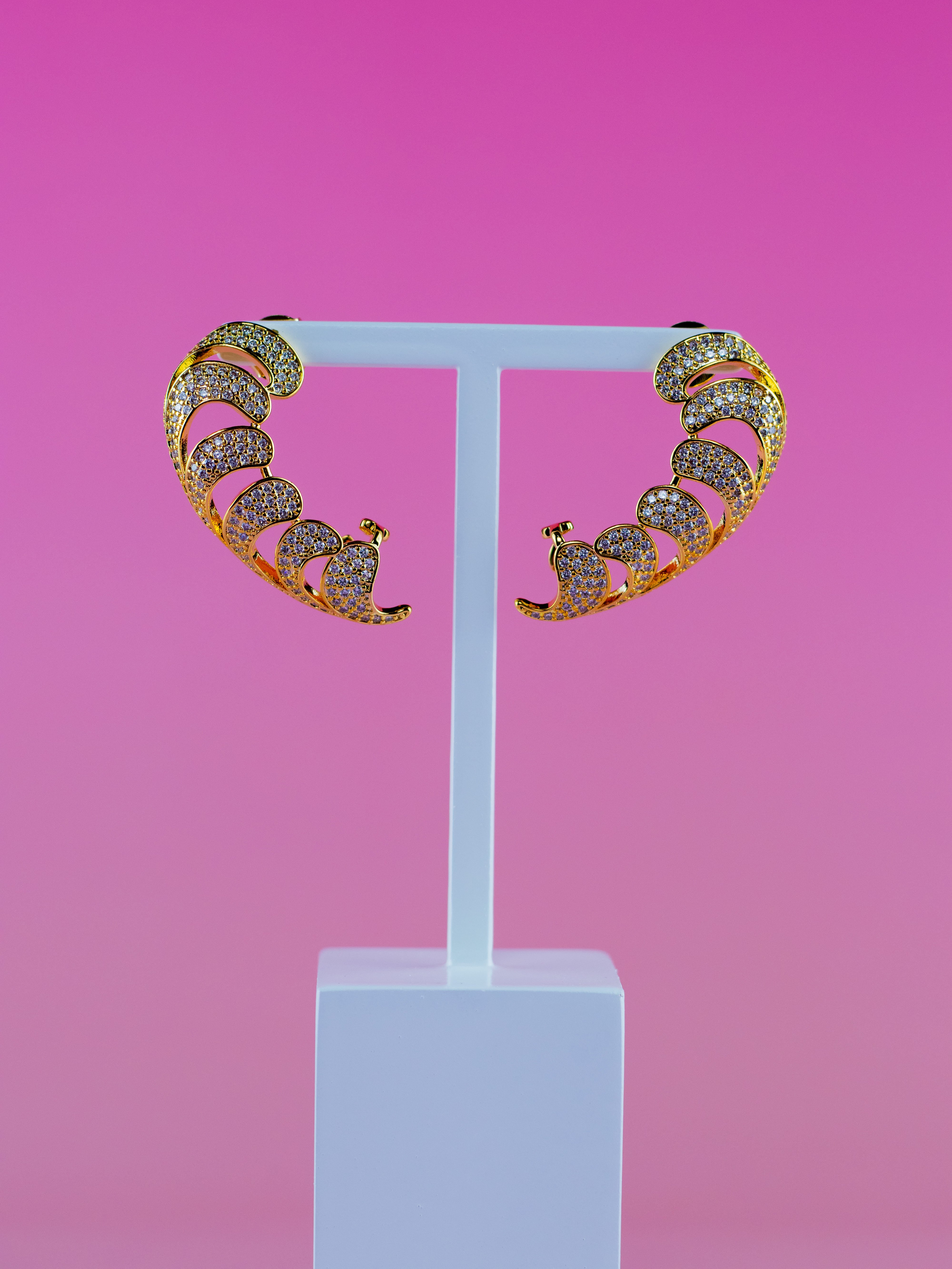 Brinco Earcuff Dourado de Zircônia Cravejada