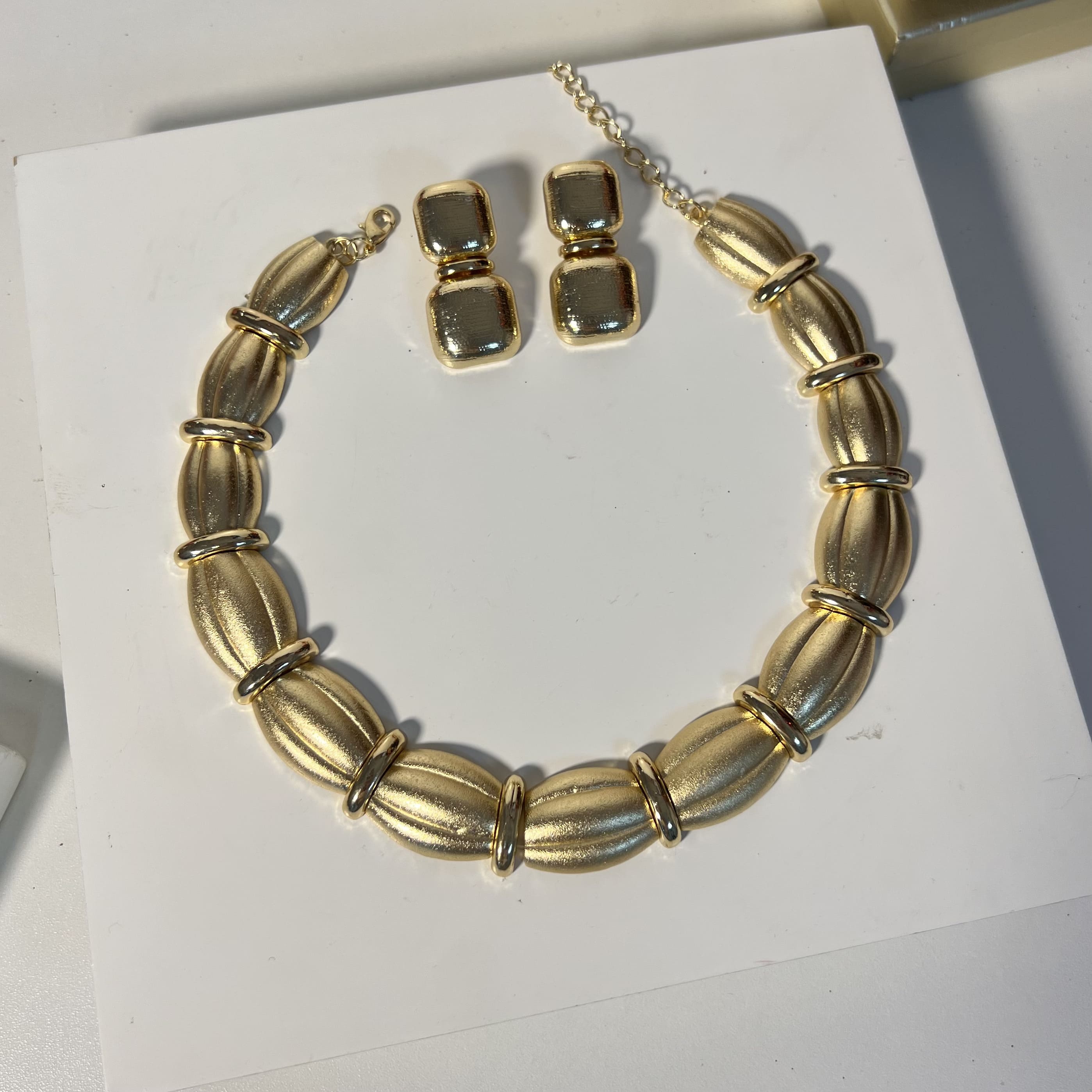Conjunto Brinco e Colar Dourados
