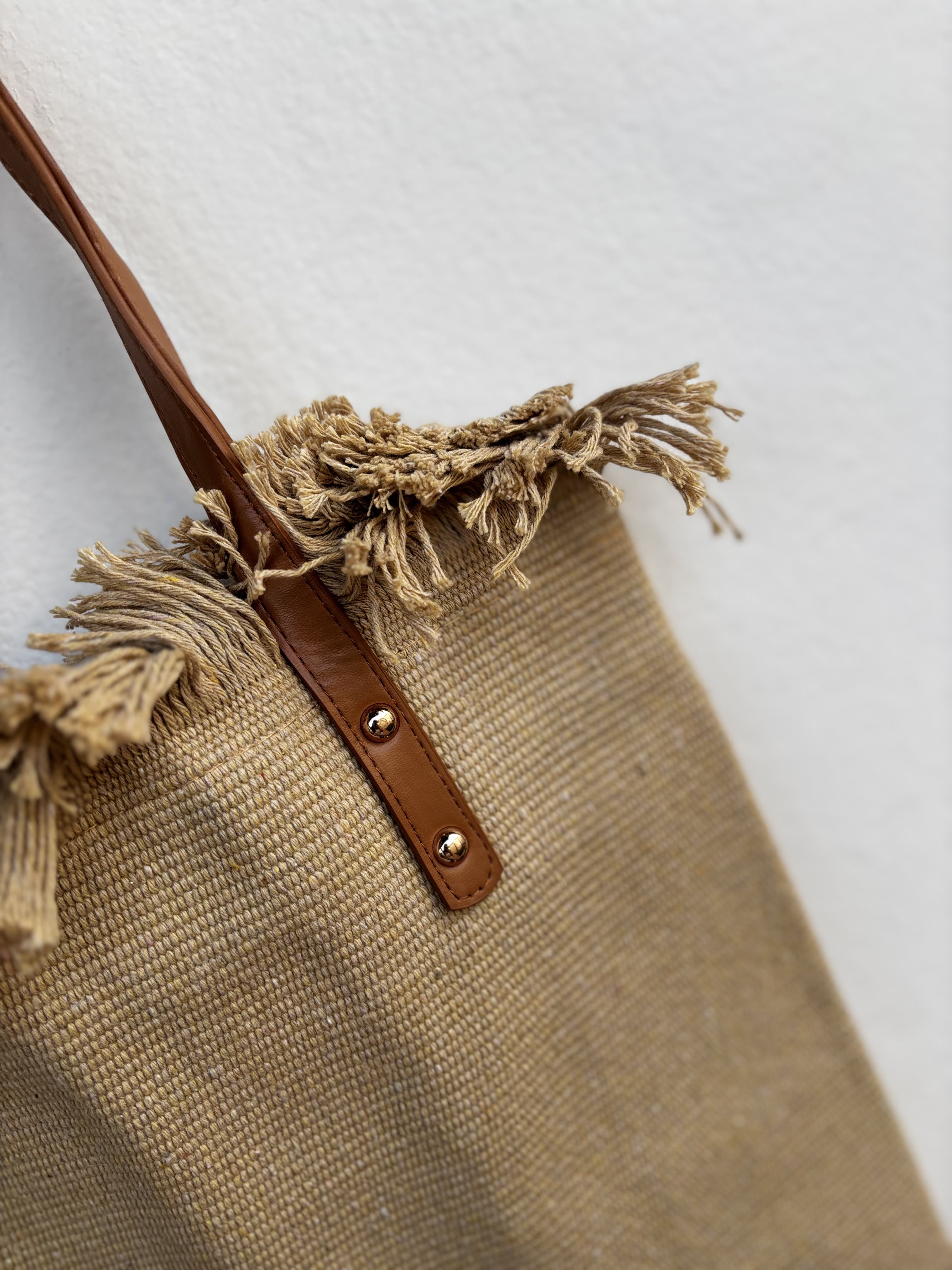 Bolsa de Palha com Alças em Couro e Franja Superior