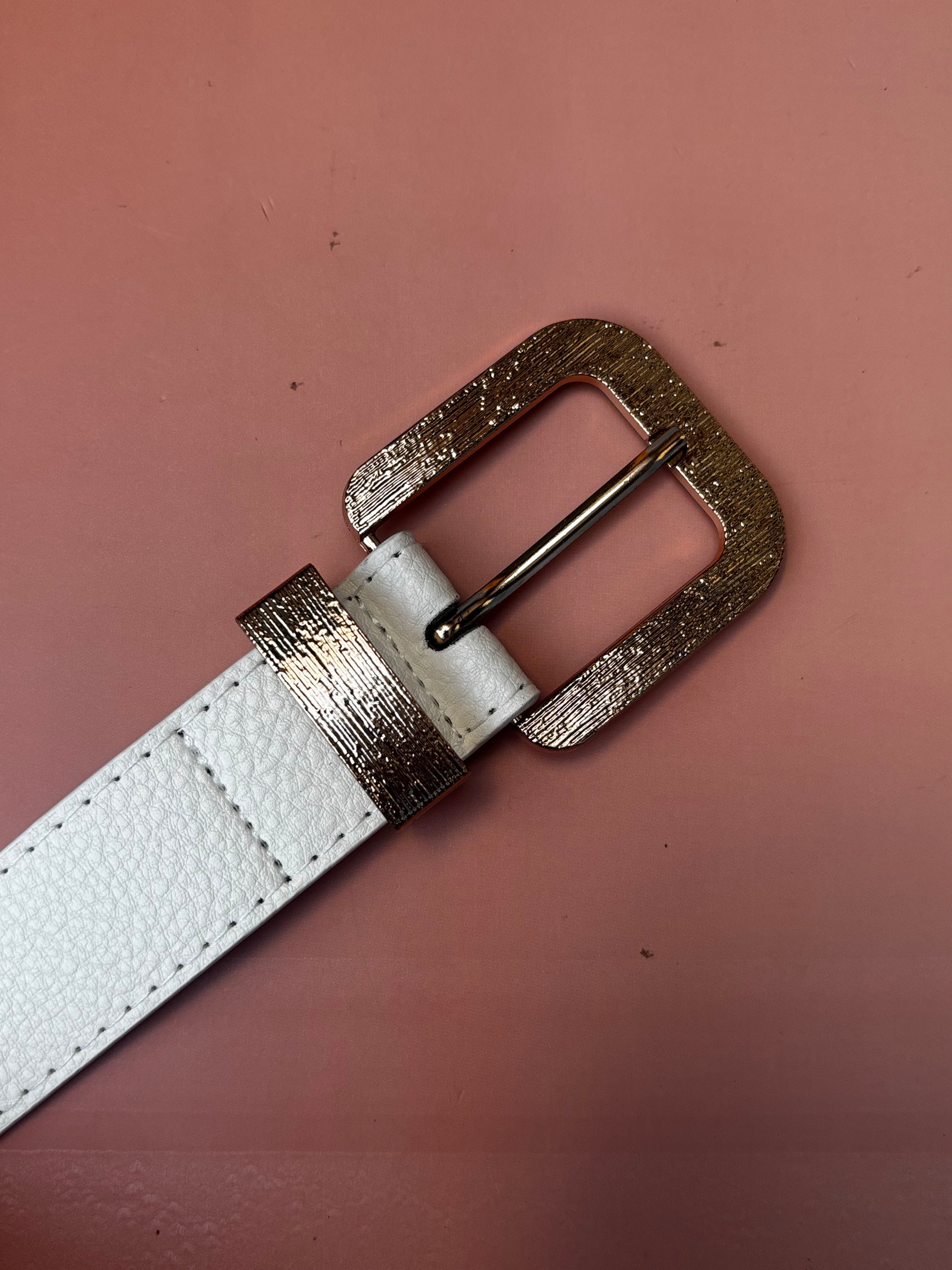 Cinto Feminino de Couro Sintético com Fivela texturizada