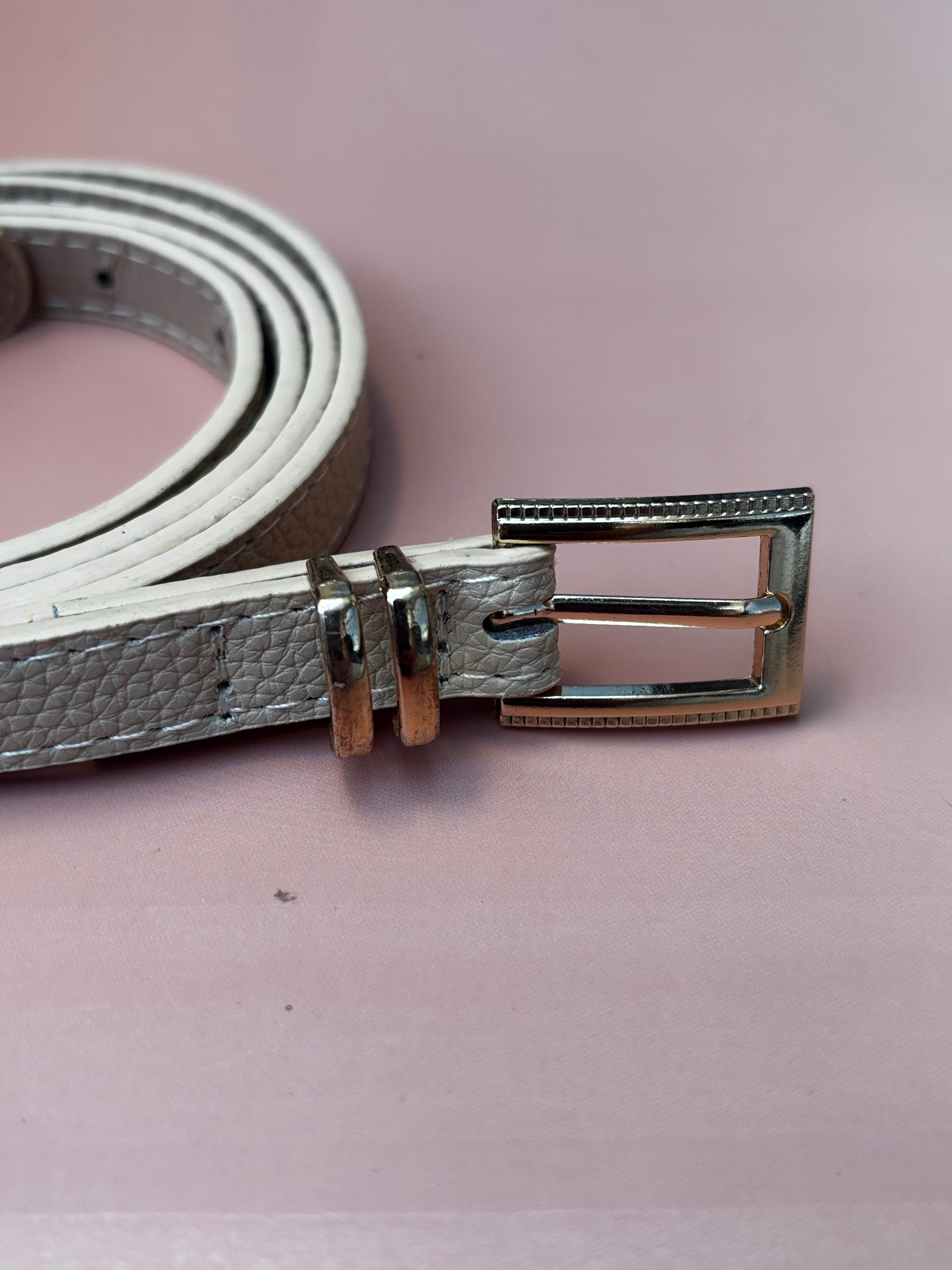 Cinto Fino com Fivela Dourada e Detalhe em Metal