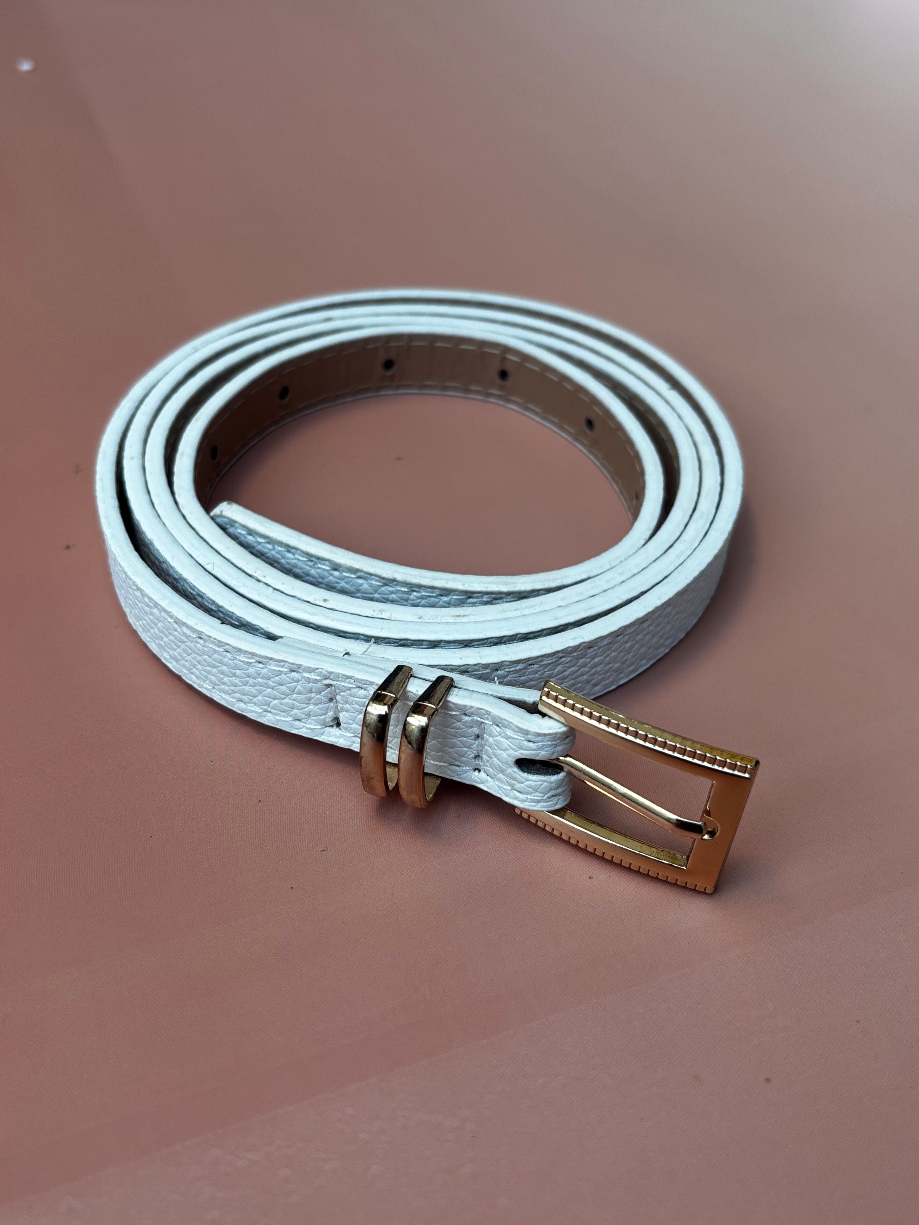 Cinto Fino com Fivela Dourada e Detalhe em Metal