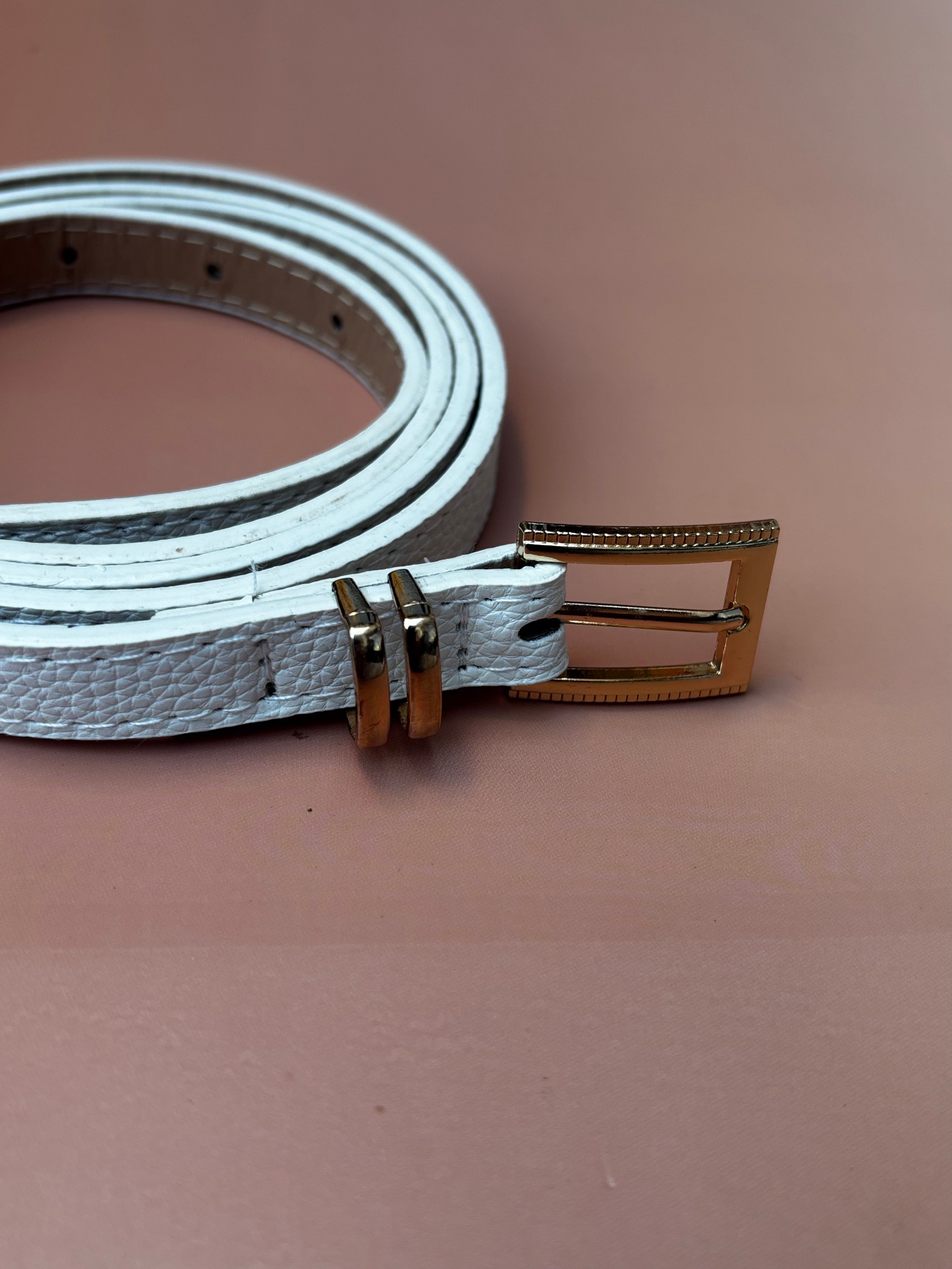 Cinto Fino com Fivela Dourada e Detalhe em Metal