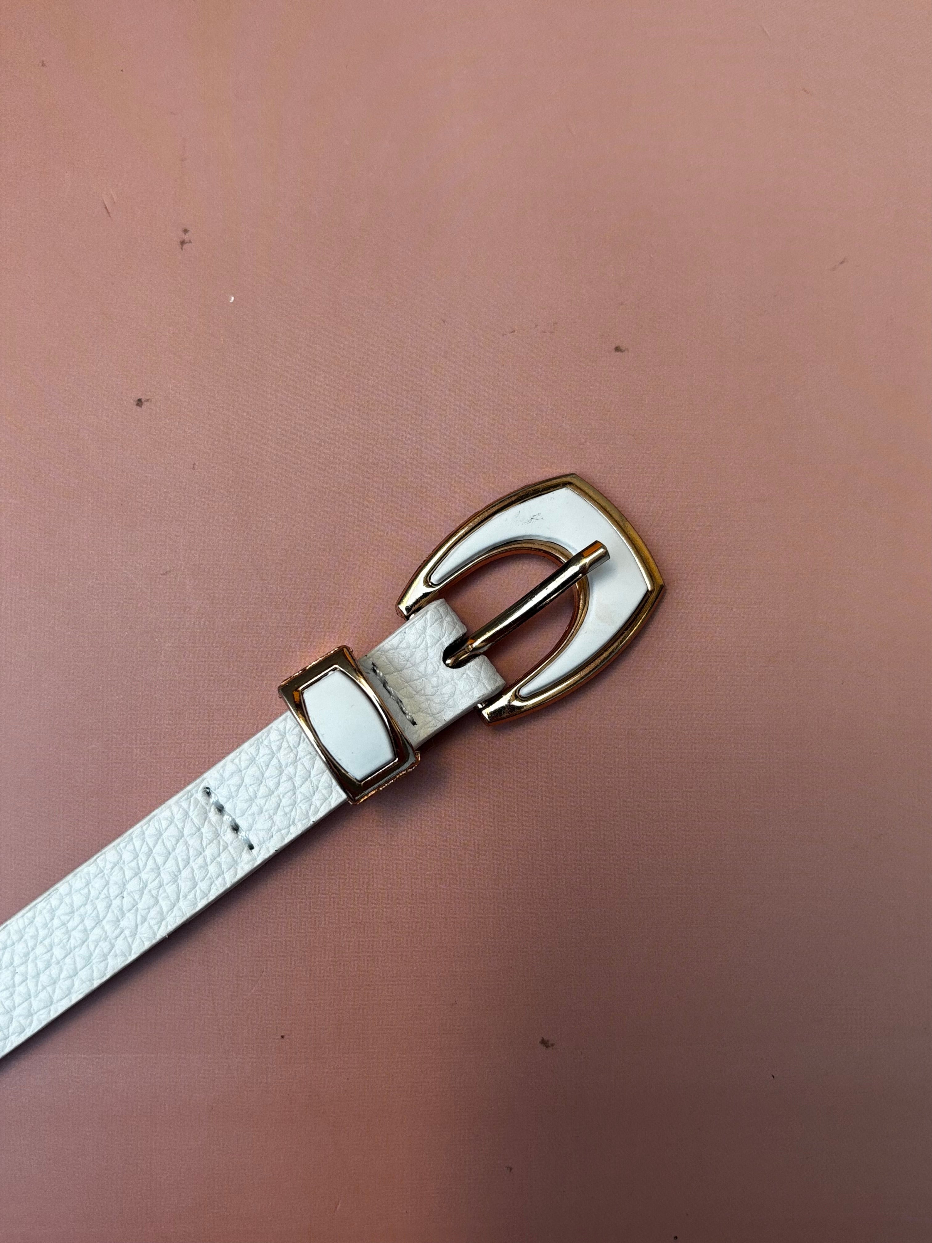 Cinto Fino com Fivela Oval Resinada