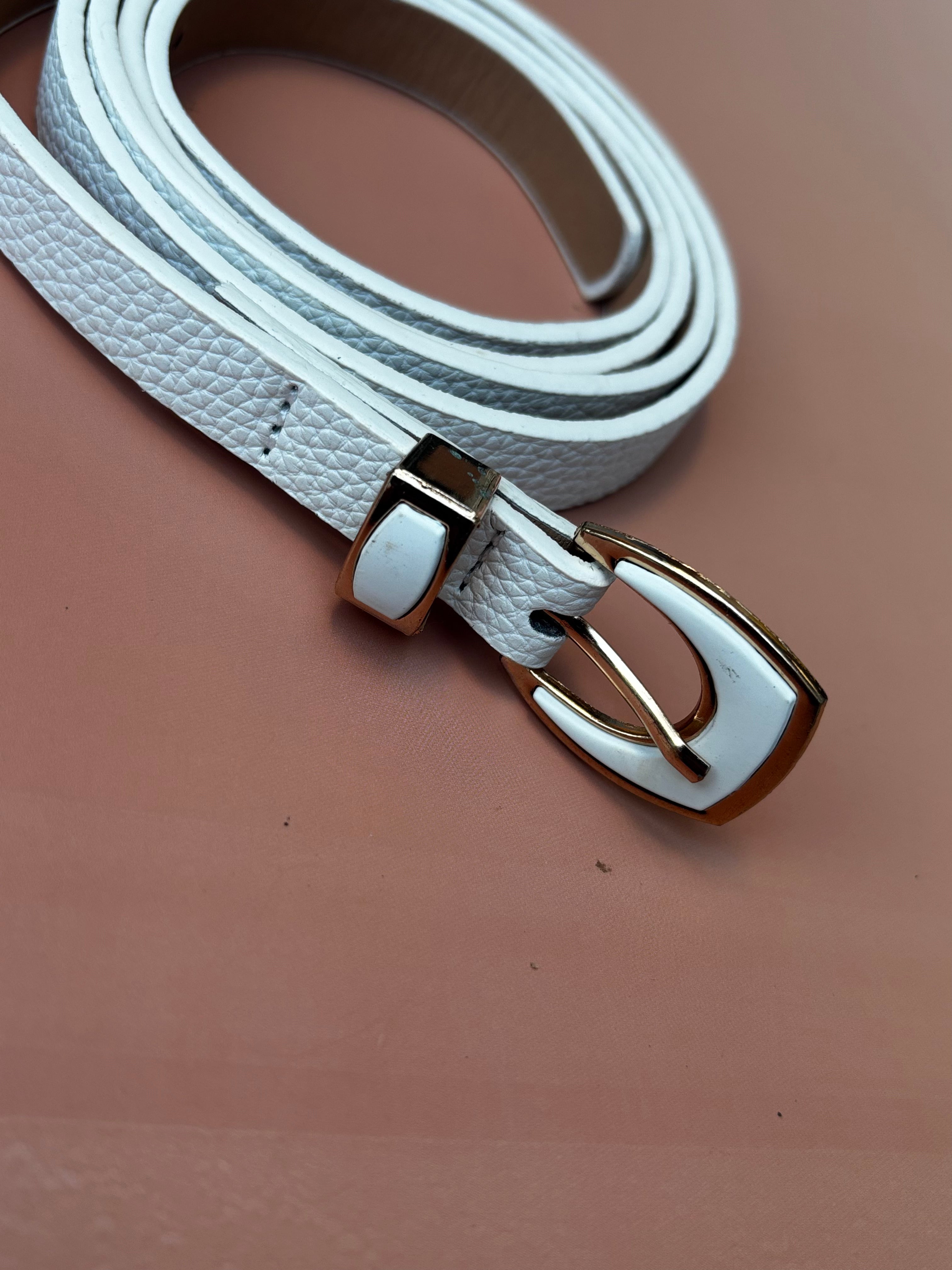 Cinto Fino com Fivela Oval Resinada