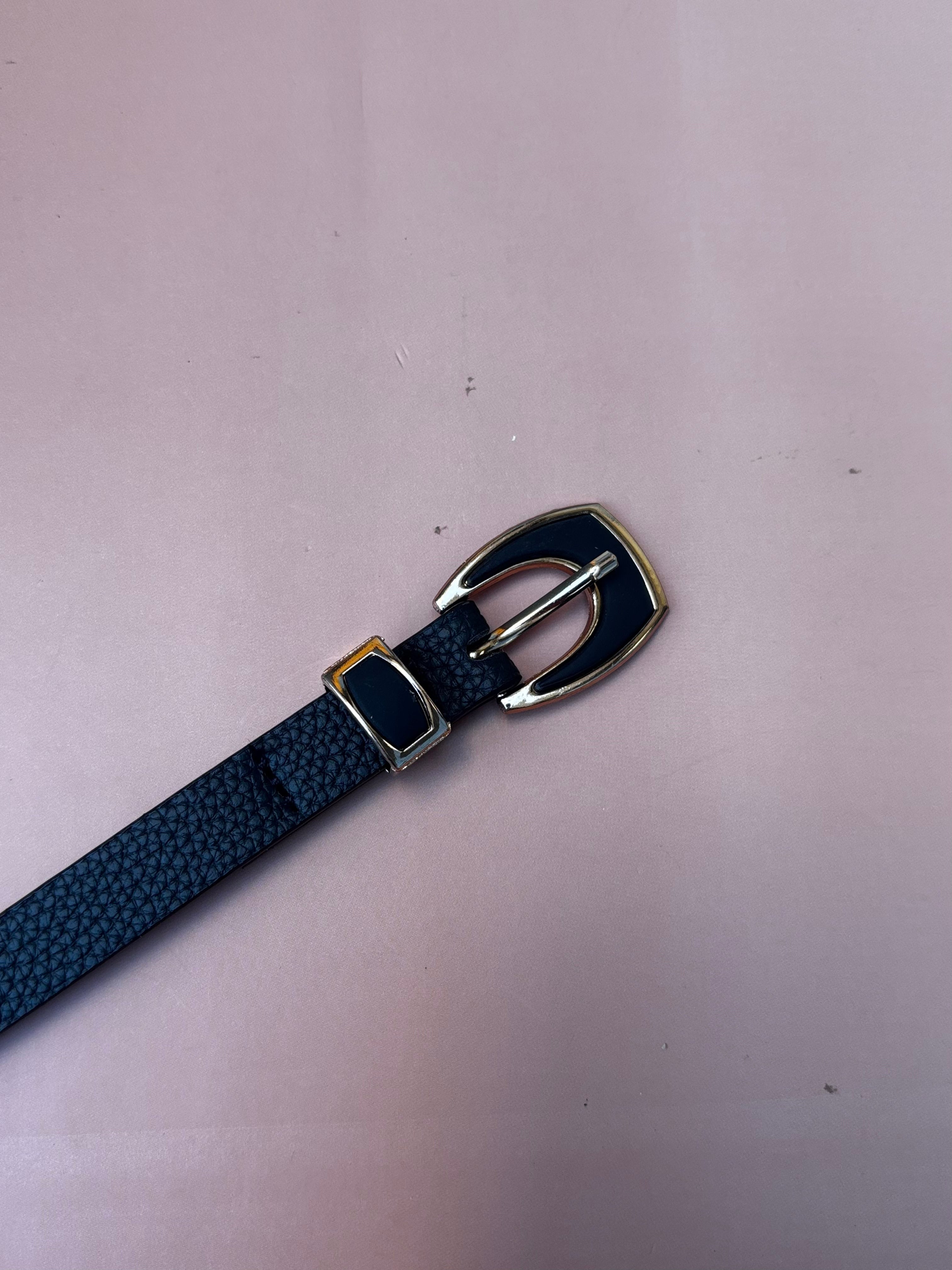 Cinto Fino com Fivela Oval Resinada