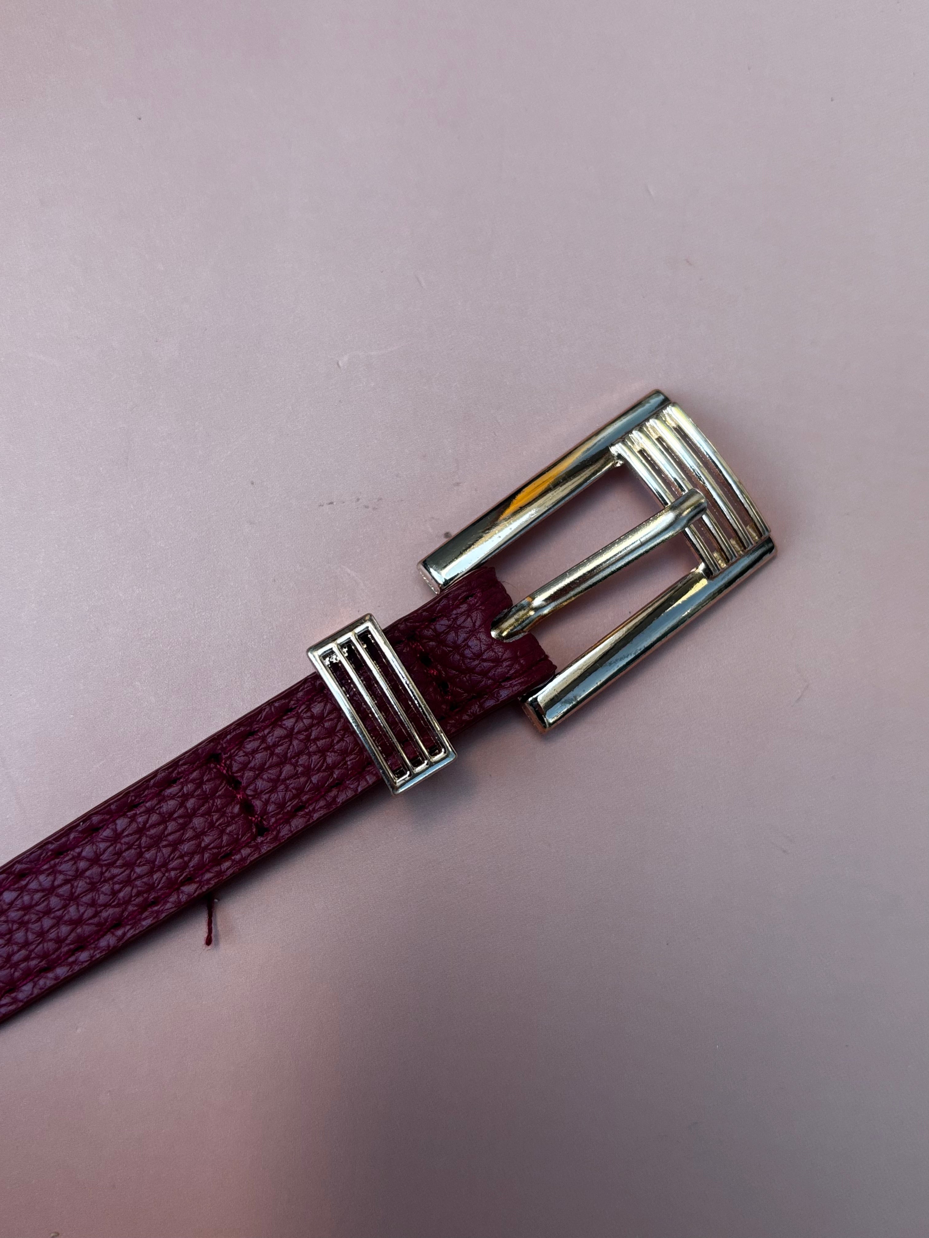 Cinto Fino Sintético com Fivela Geométrica Metalizada