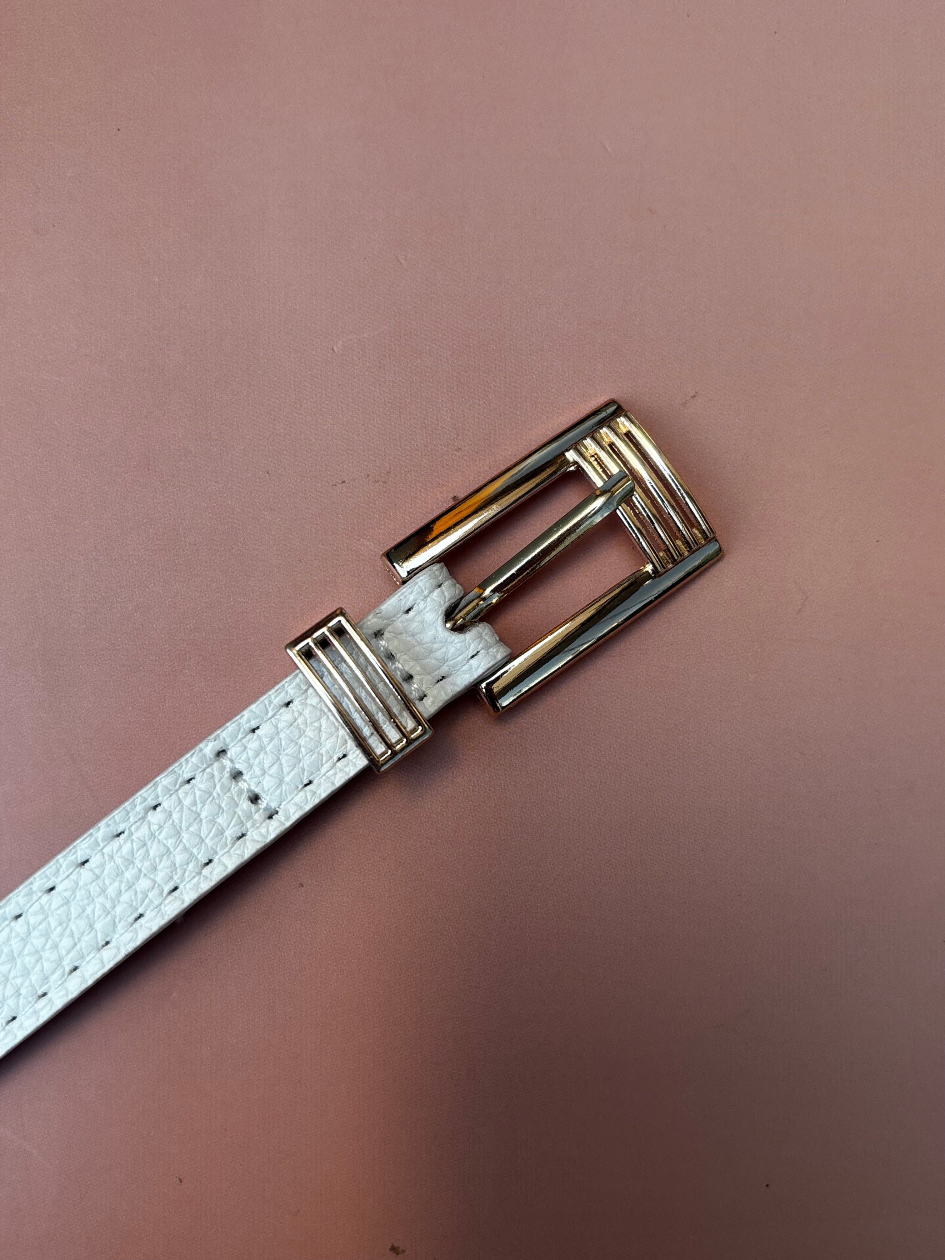 Cinto Fino Sintético com Fivela Geométrica Metalizada