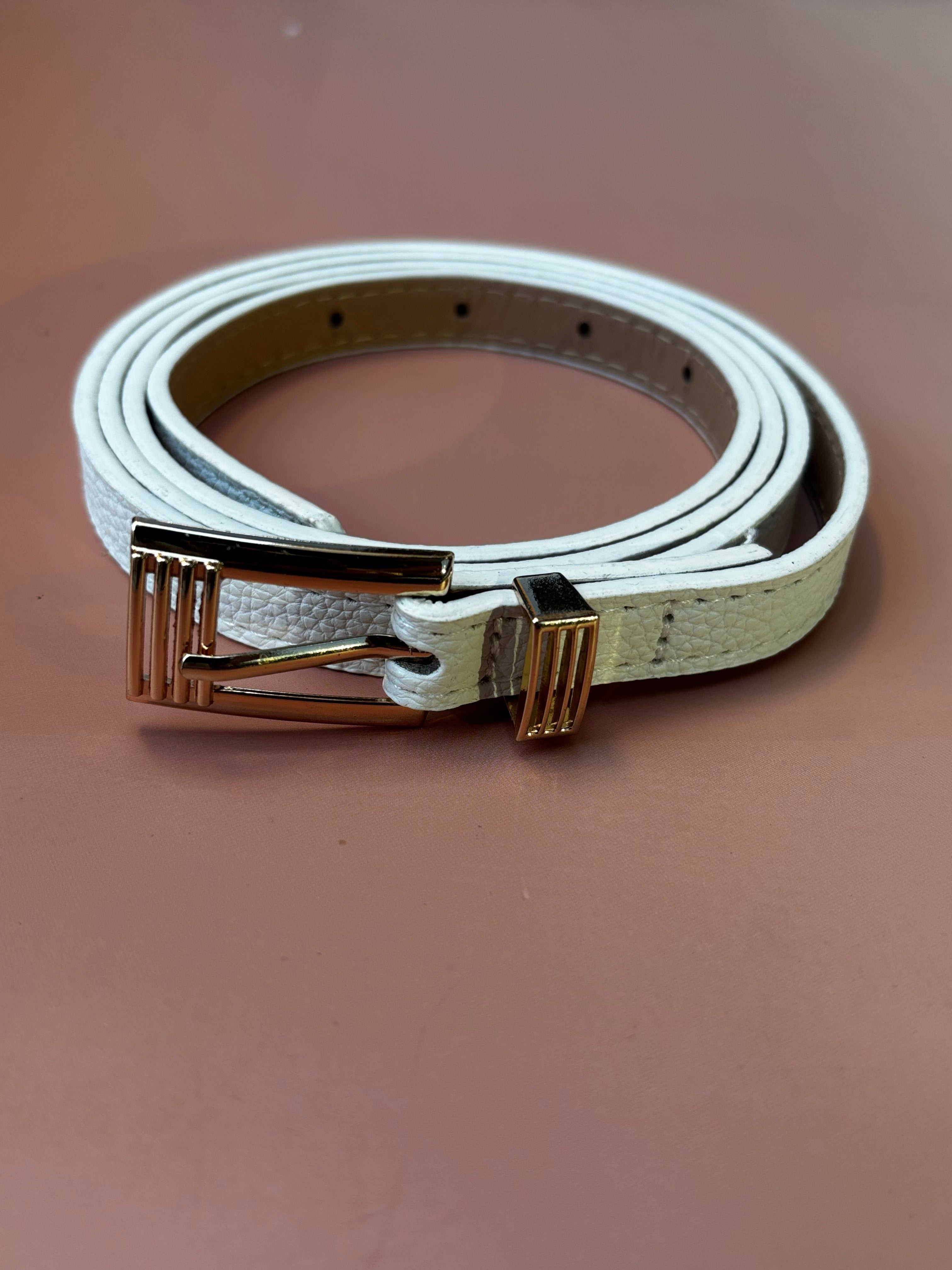 Cinto Fino Sintético com Fivela Geométrica Metalizada